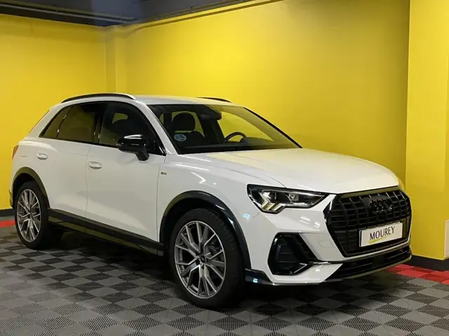 Audi Q3 view 3