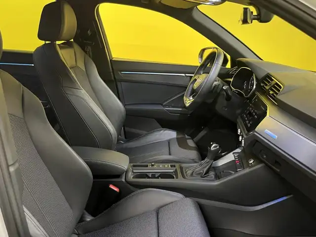 Audi Q3 view 11