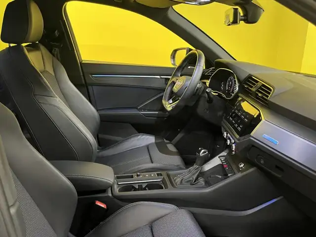 Audi Q3 view 28