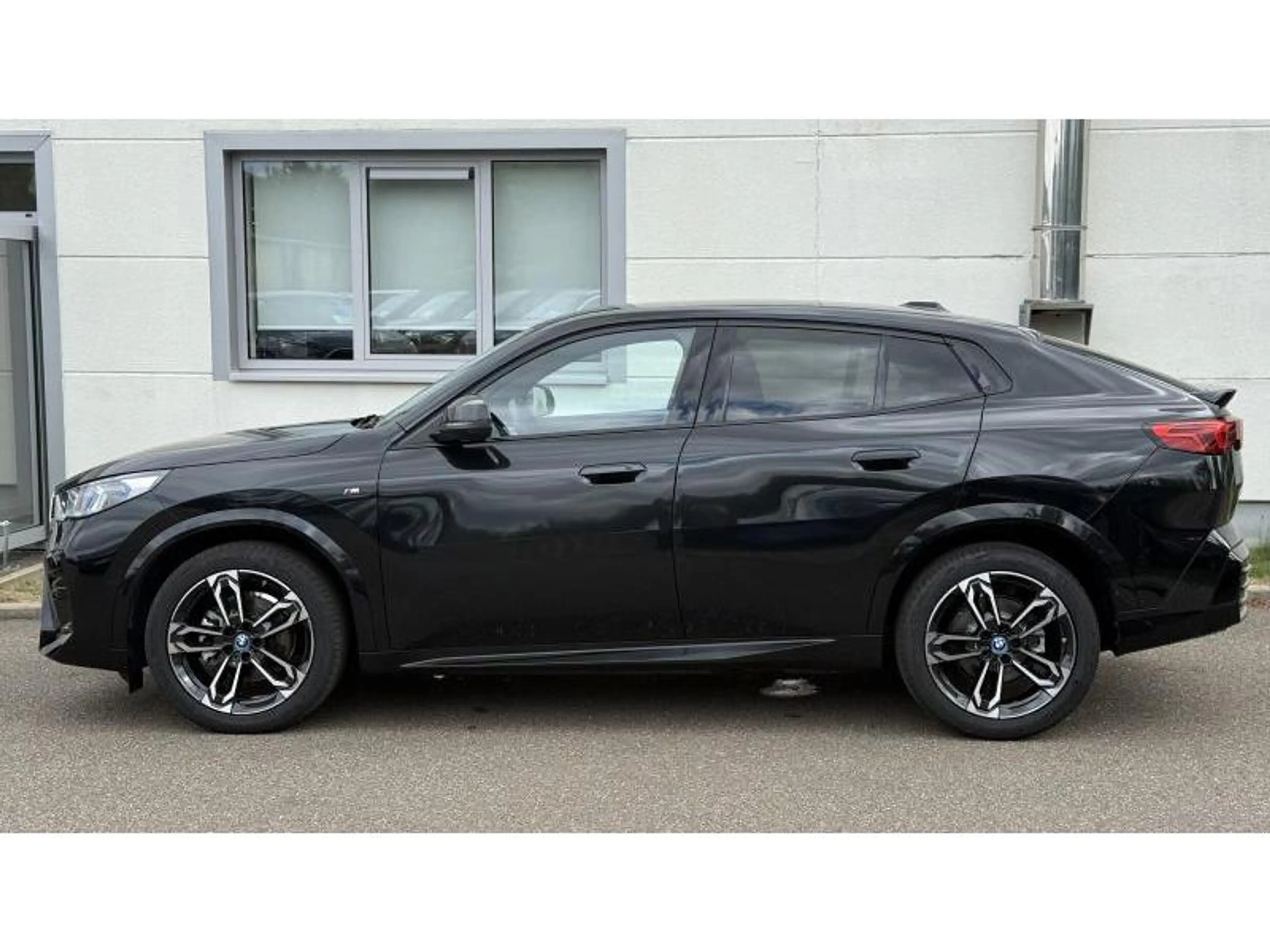 BMW iX2 eDrive 20 Pack M Sport Toit Panoramique *TVA* — photo 3