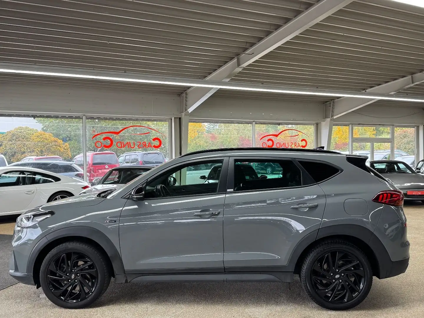 Hyundai TUCSON 2.0 CRDi N-Line 4WD *LED*NAV*PAN*ACC*360° Grijs - 2