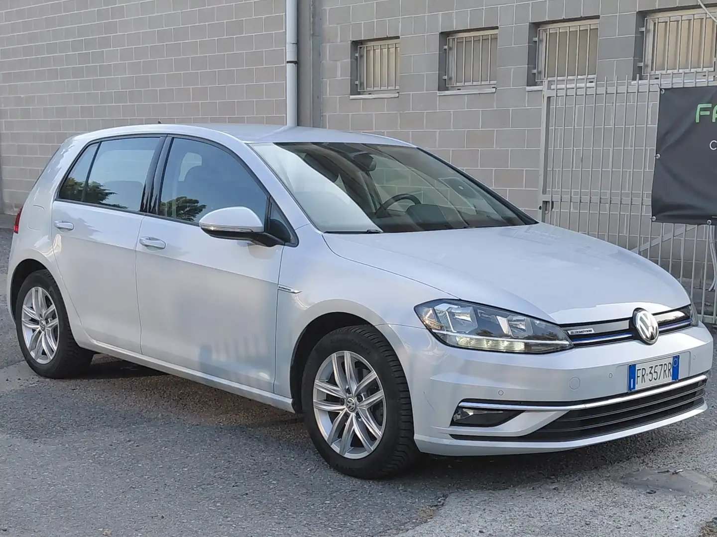 Volkswagen Golf VII 5p 1.4 tgi Executive 110cv dsg (Neopatentati) Grigio - 2