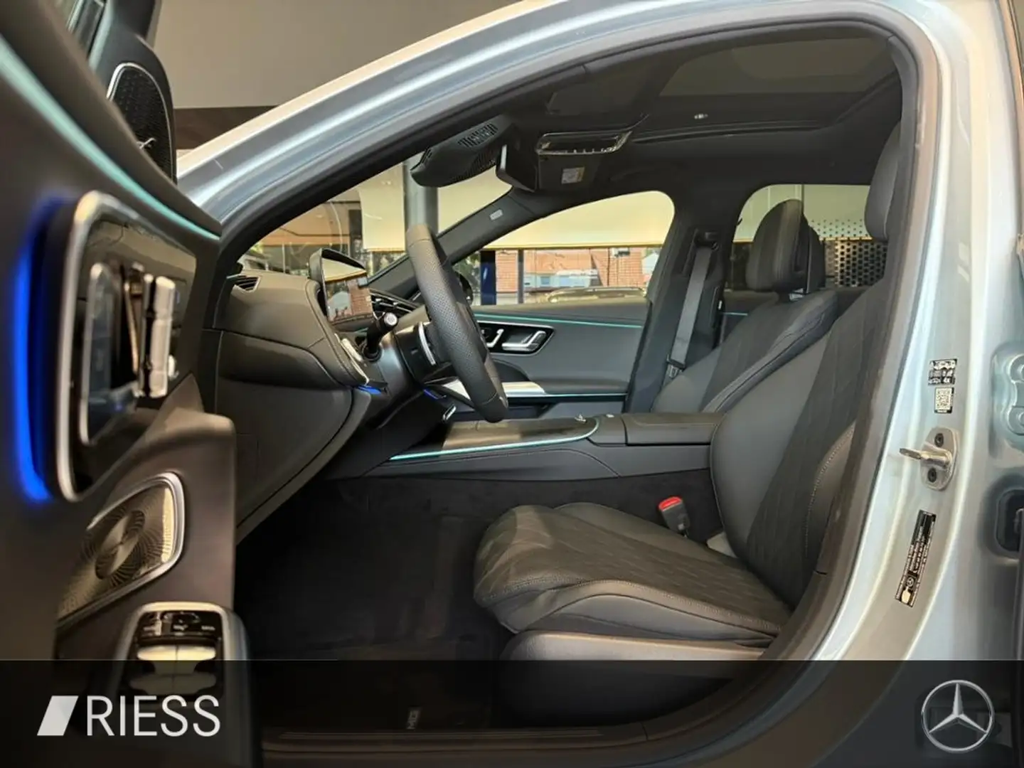 Mercedes-Benz E 450 d T 4M AMG+PANO+KEYL+STDHZG+HUD+AIRM+AHK+360° Silber - 2