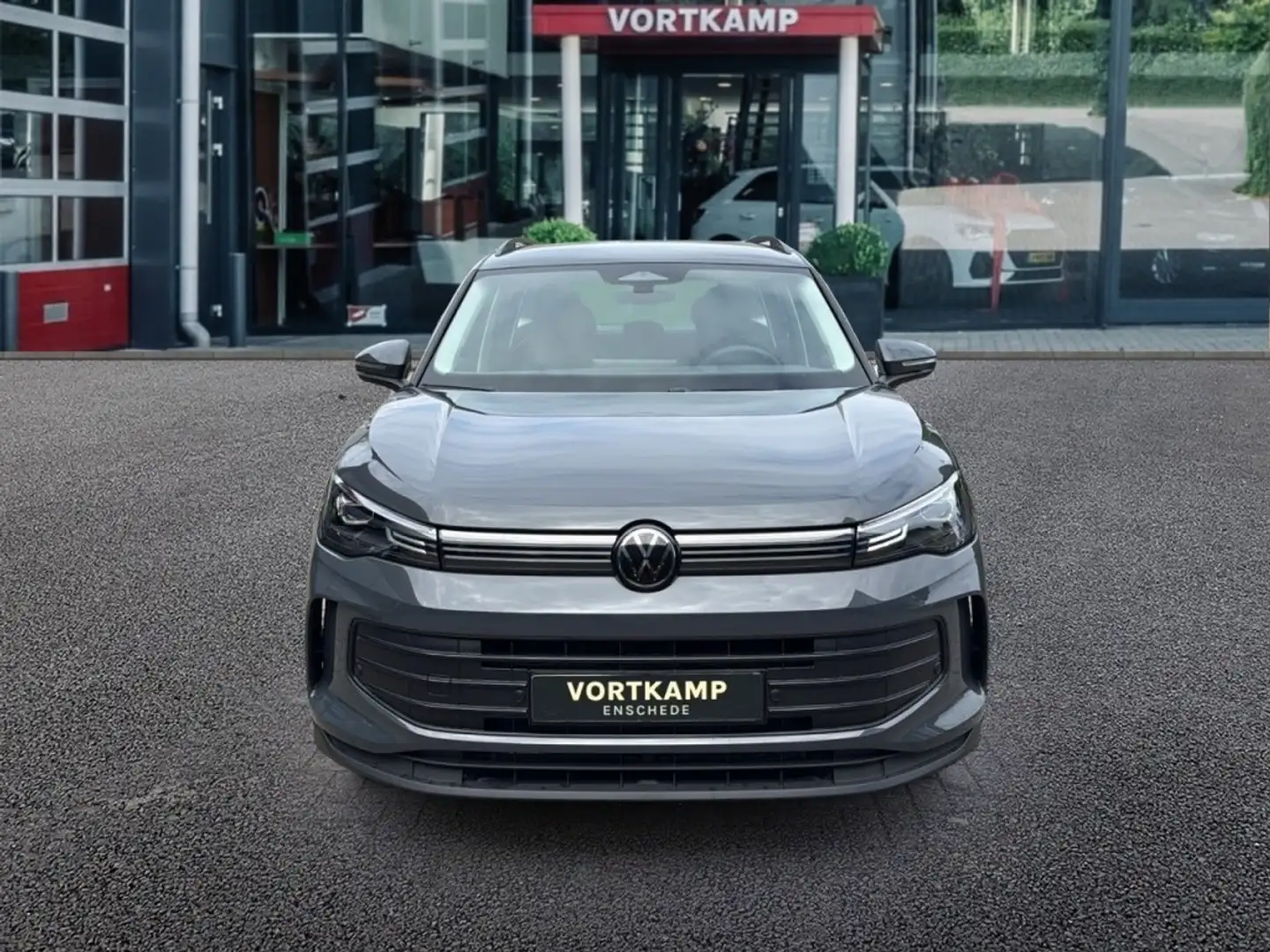 Volkswagen Tiguan 1.5 eTSI DSG LIFE TREKHAAK/CAMERA/CARPLAY/STOELVER Grijs - 2