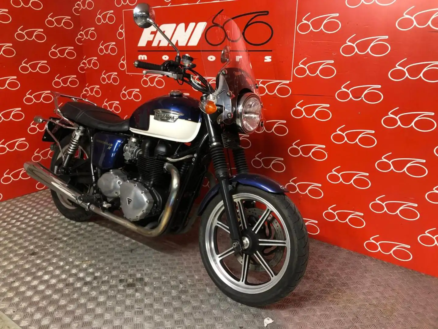 Triumph Bonneville SE T 100 Bílá - 2