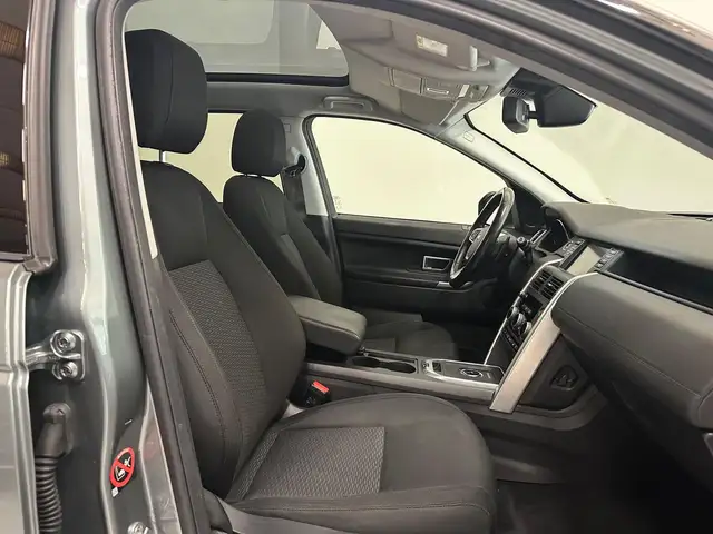 Land Rover Discovery Sport view 3