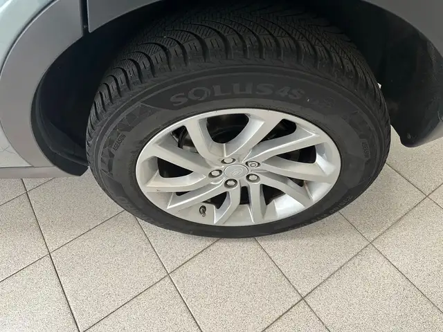 Land Rover Discovery Sport view 9