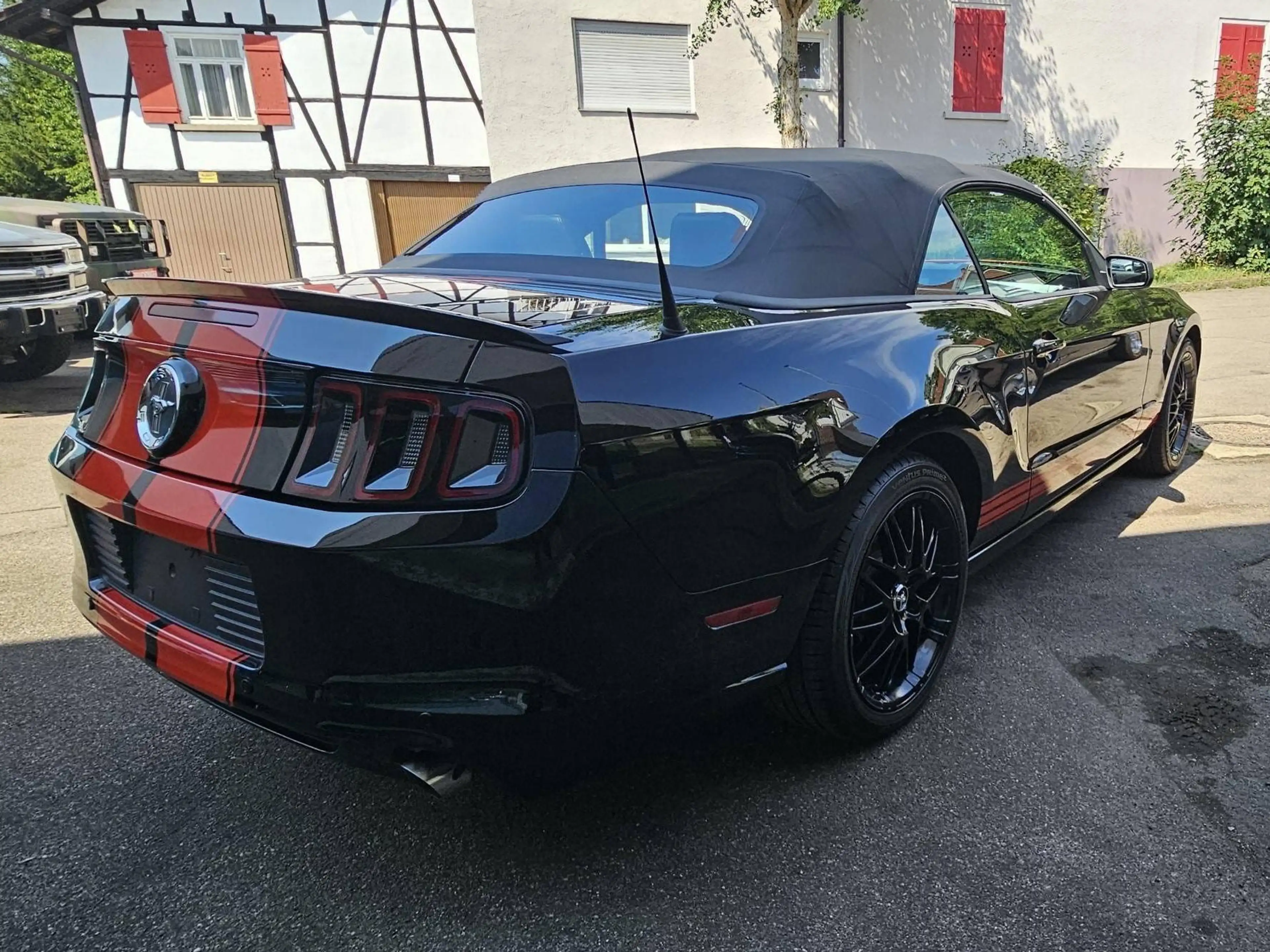 Ford Mustang V6 Cabrio — photo 5