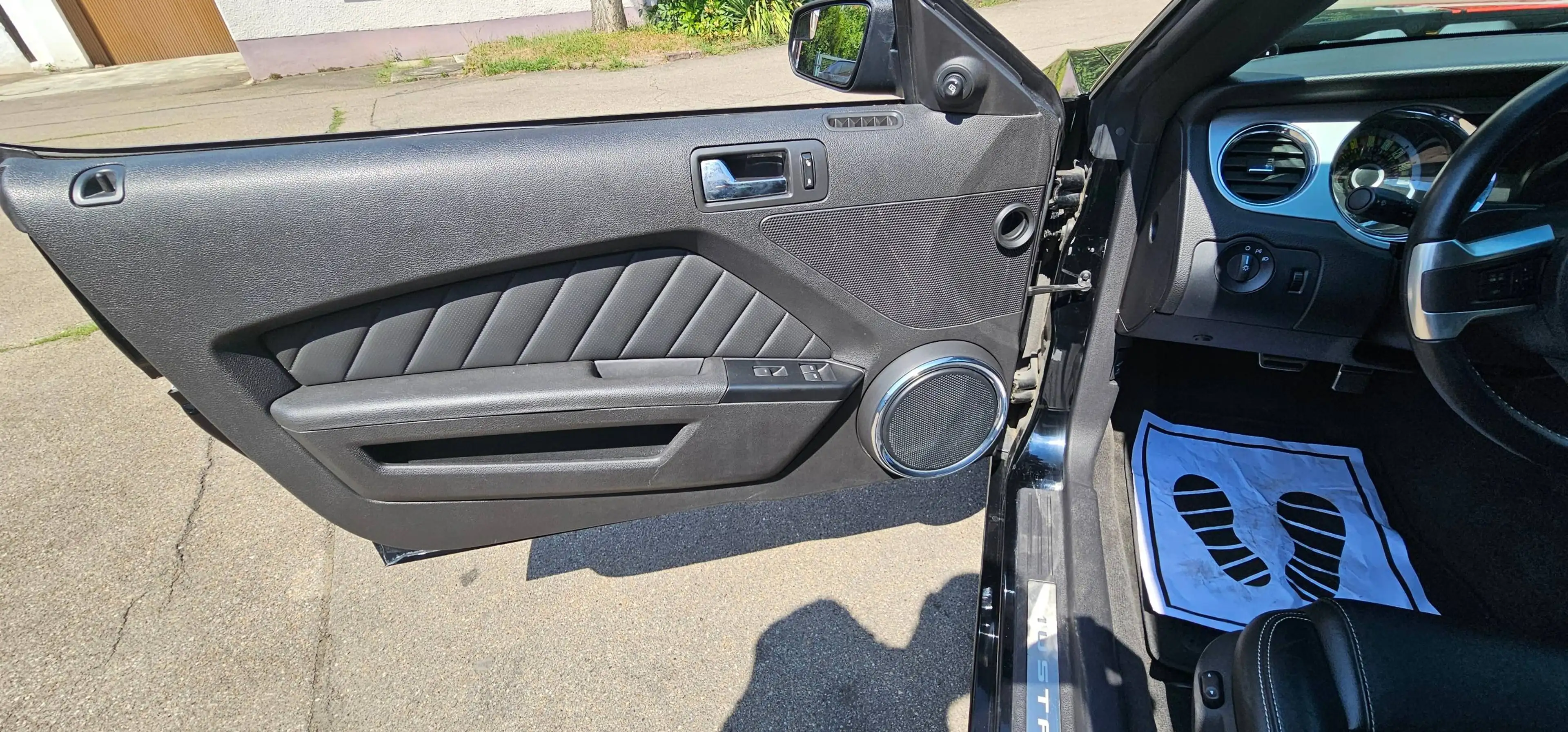 Ford Mustang V6 Cabrio — photo 15