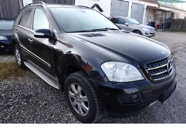 Mercedes-Benz M Class view 3