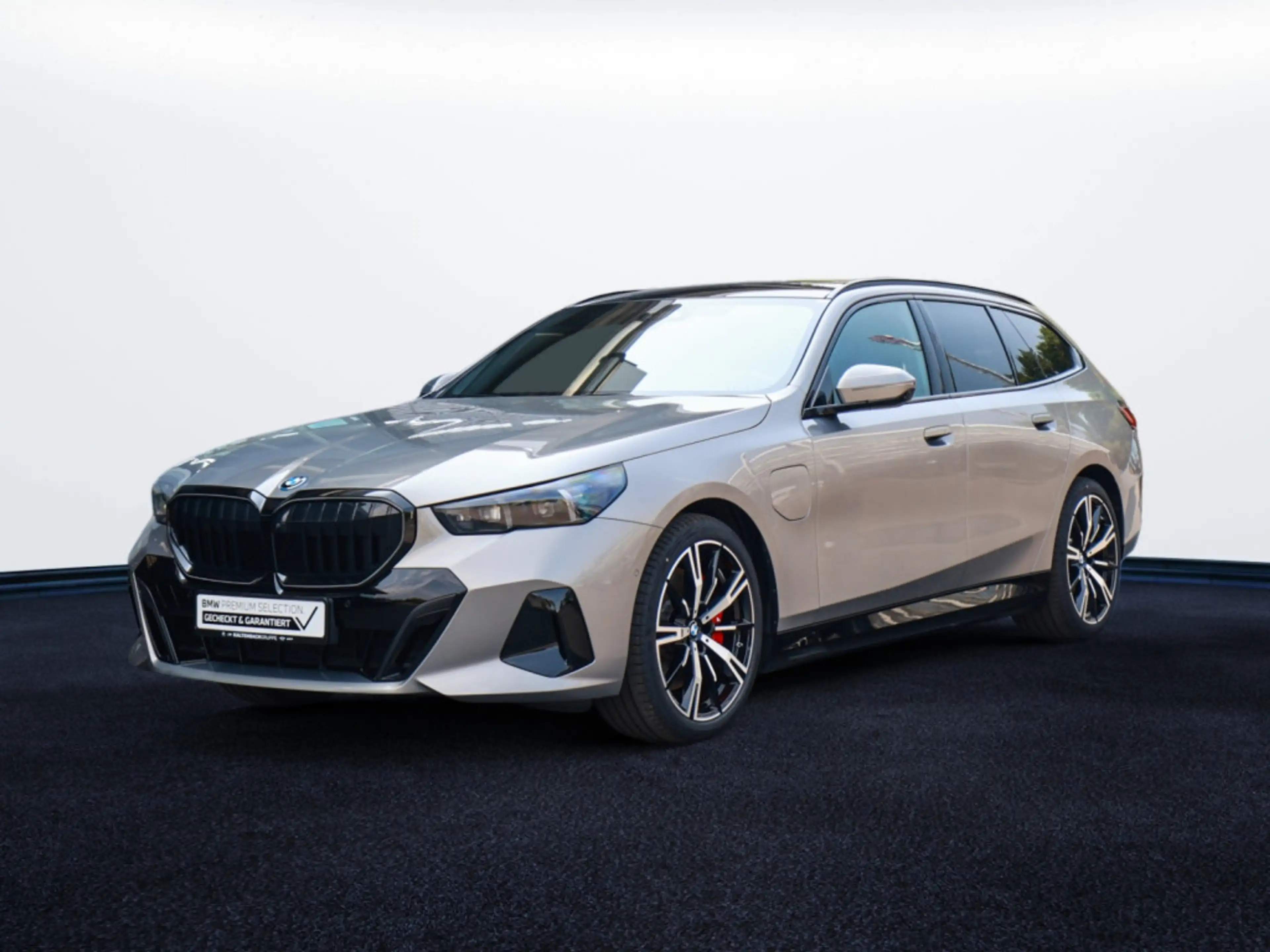 BMW 550 e Touring xDrive M-Sport Pro PANO AHK HUD — photo 2