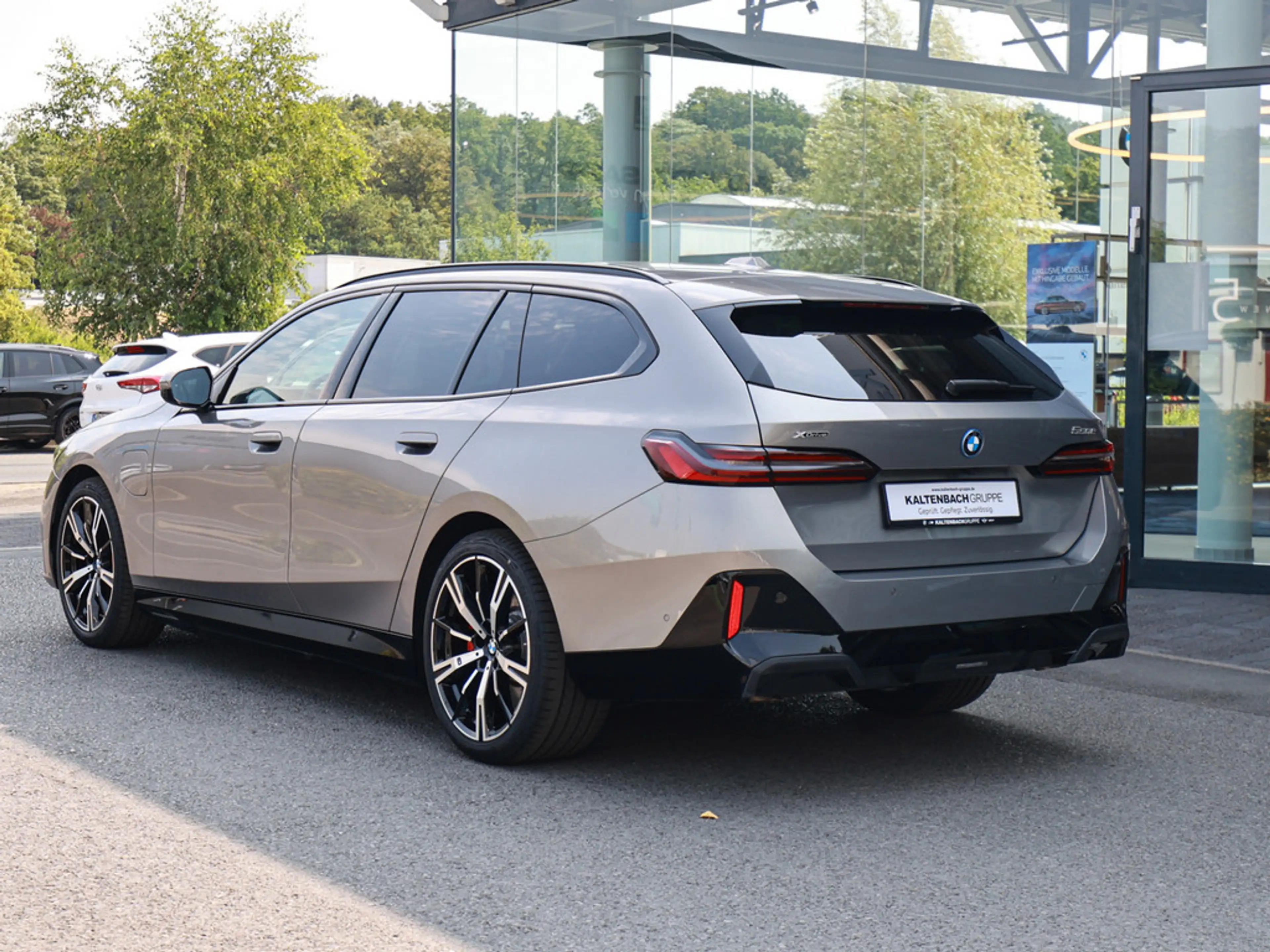 BMW 550 e Touring xDrive M-Sport Pro PANO AHK HUD — photo 7