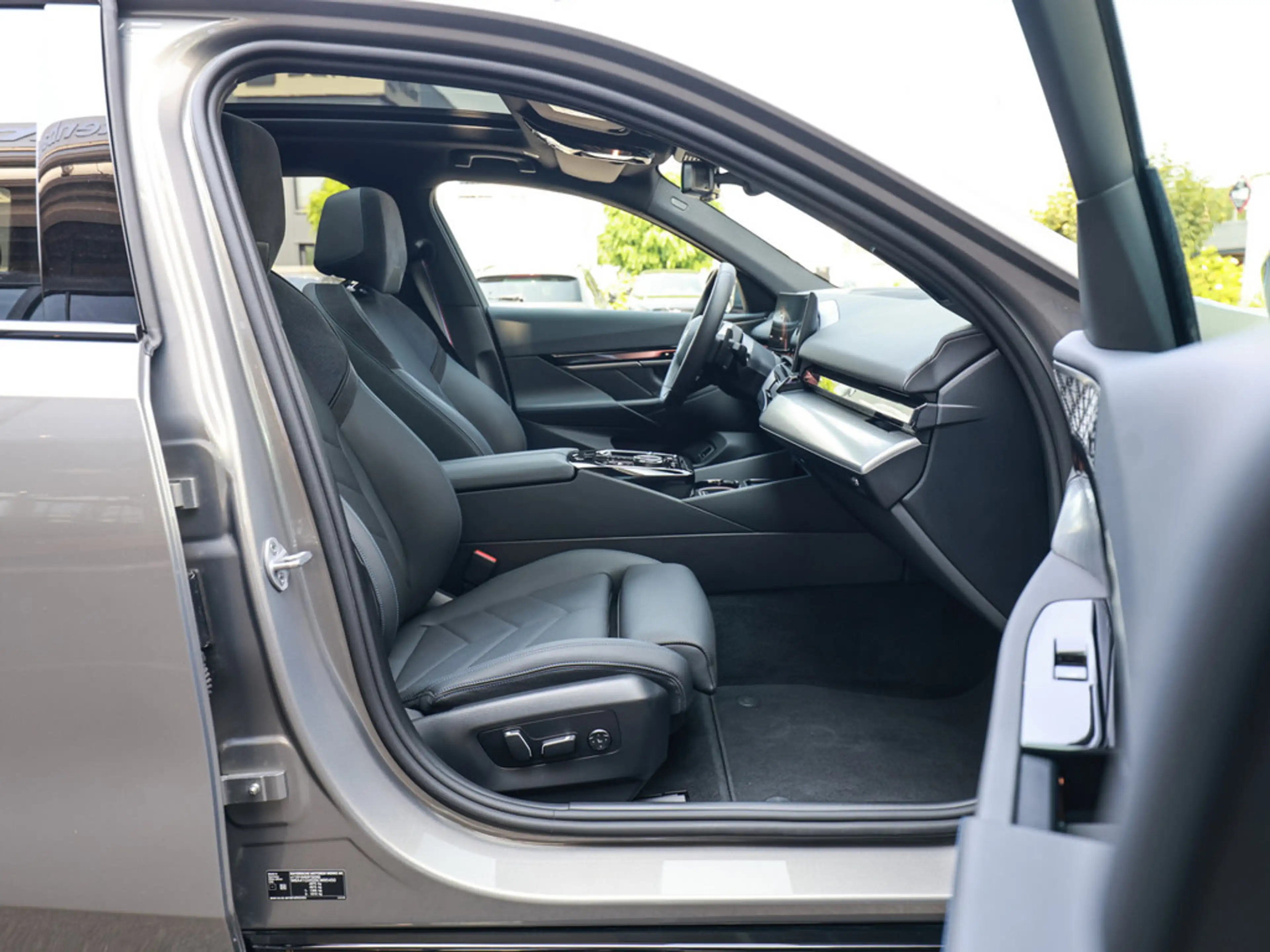 BMW 550 e Touring xDrive M-Sport Pro PANO AHK HUD — photo 8