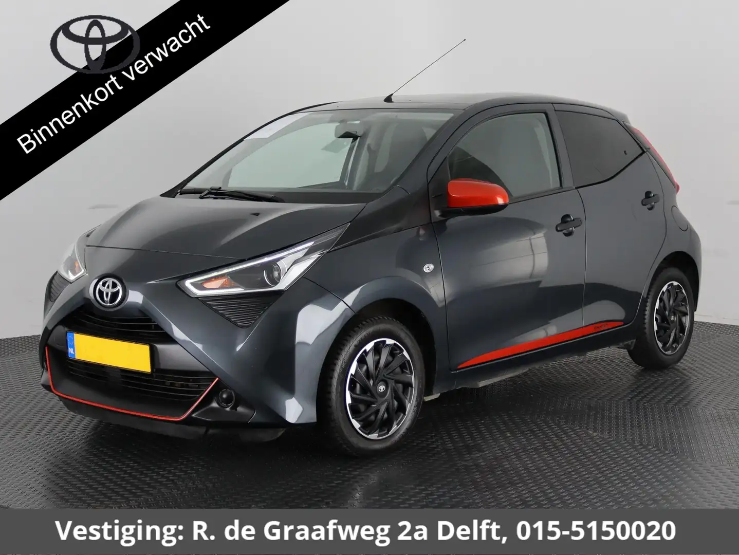 Toyota Aygo 1.0 VVT-i X-Fun Sport + Coral Red Pack | Airco | B Grijs - 1