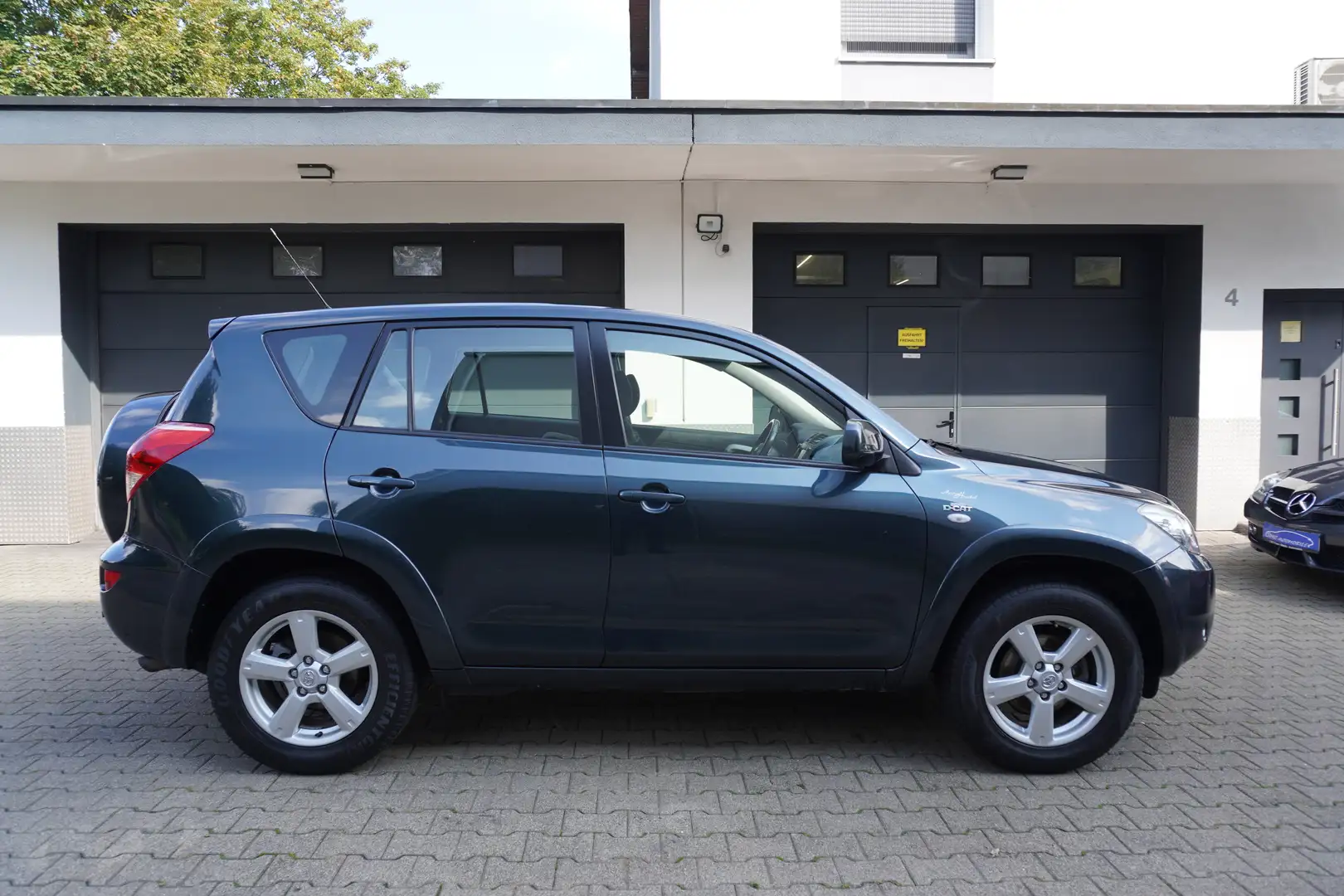 Toyota RAV 4 2.2 D-CAT Sol 4x4 NAVI+AHK+ALU+KLIMA+TEMPOMAT Grün - 2