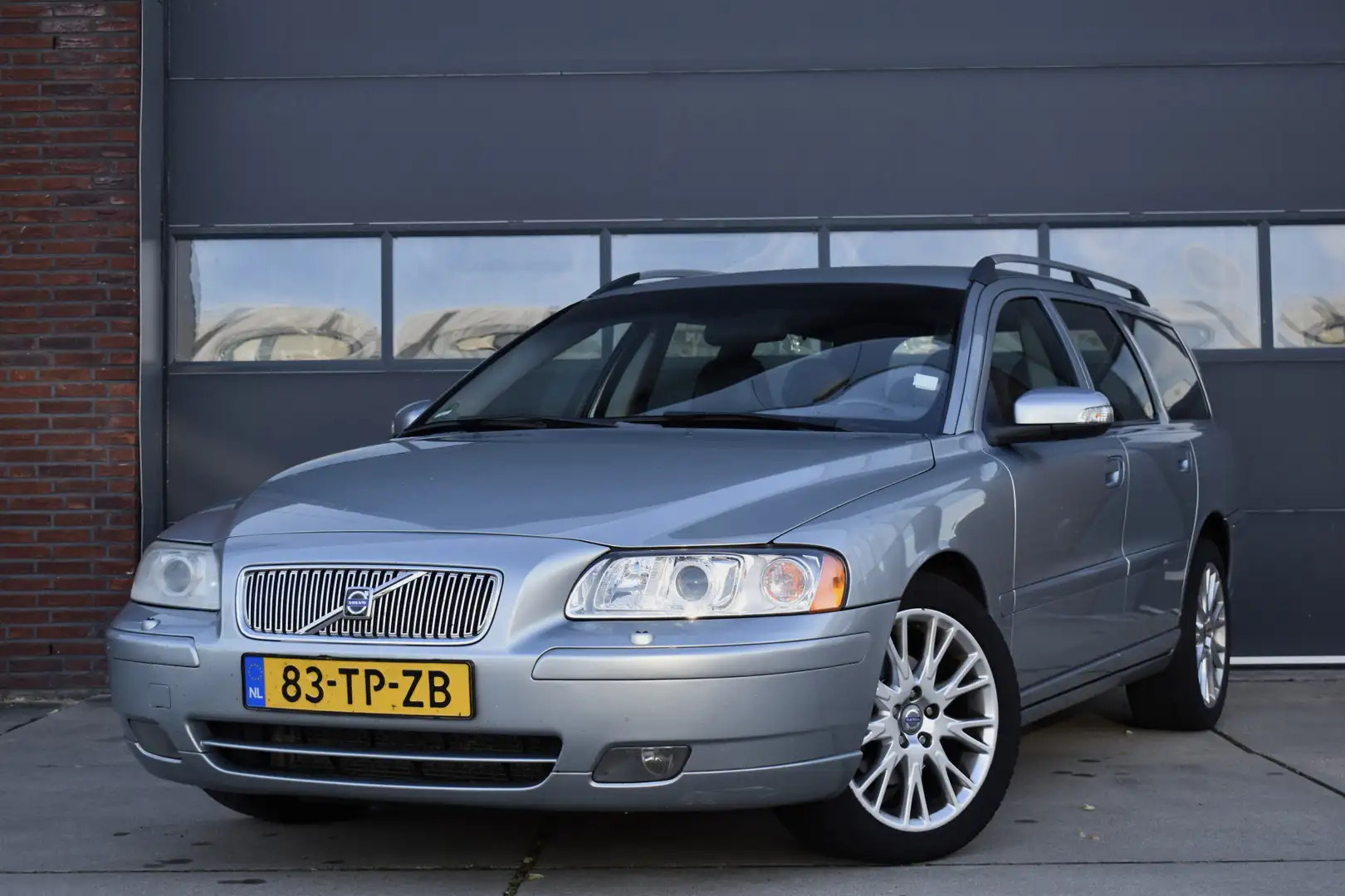 Volvo V70 2.4 D5 Edition II Sport Xenon - Trekhaak - Cruise Grijs - 1