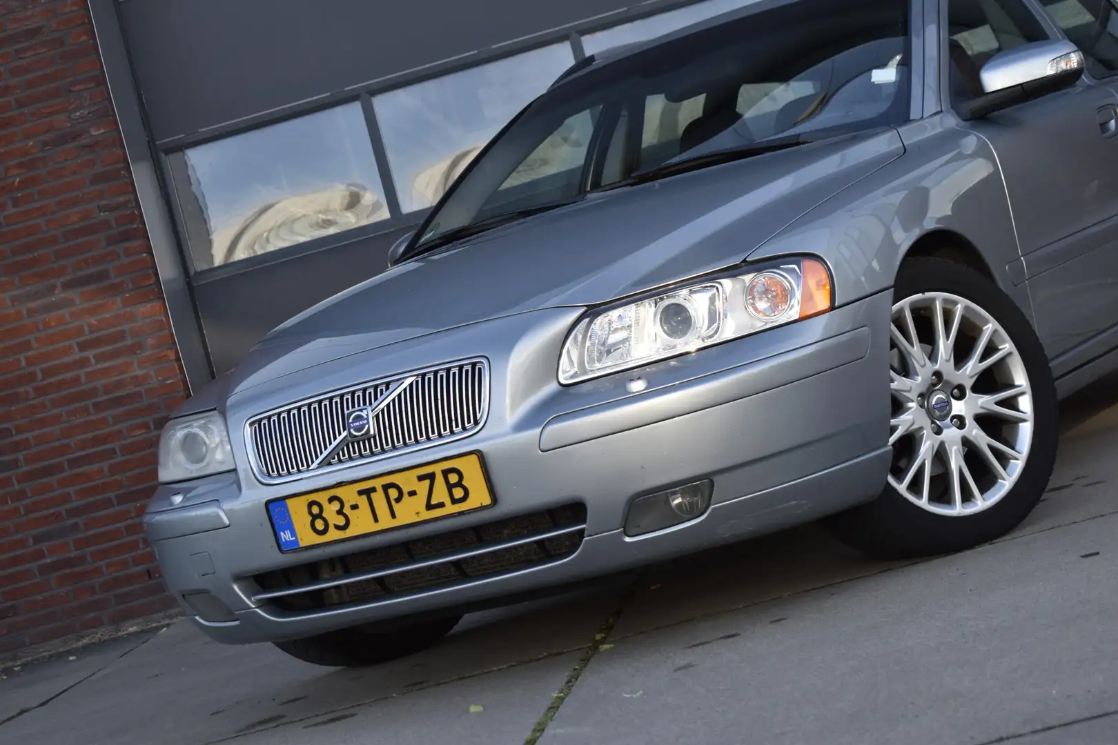 Volvo V70 2.4 D5 Edition II Sport Xenon - Trekhaak - Cruise Grijs - 2