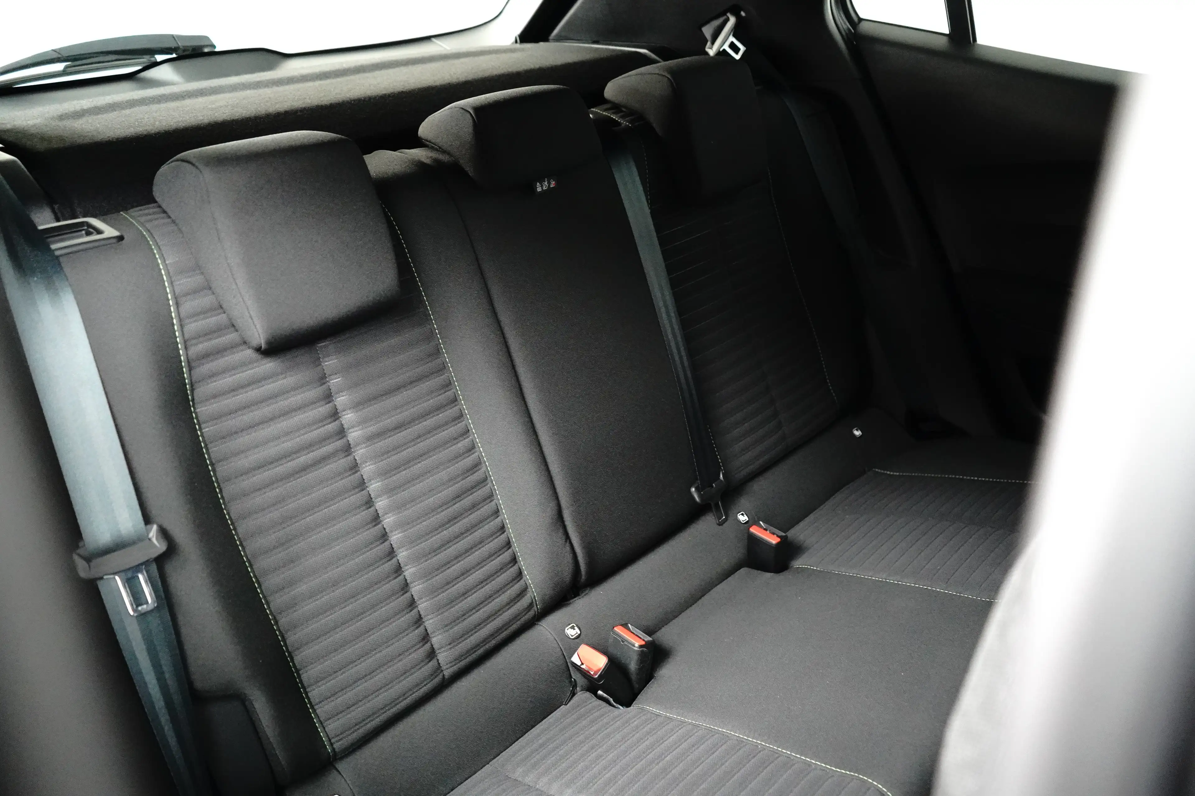 Peugeot e-2008 EV Active 50 kWh — photo 8