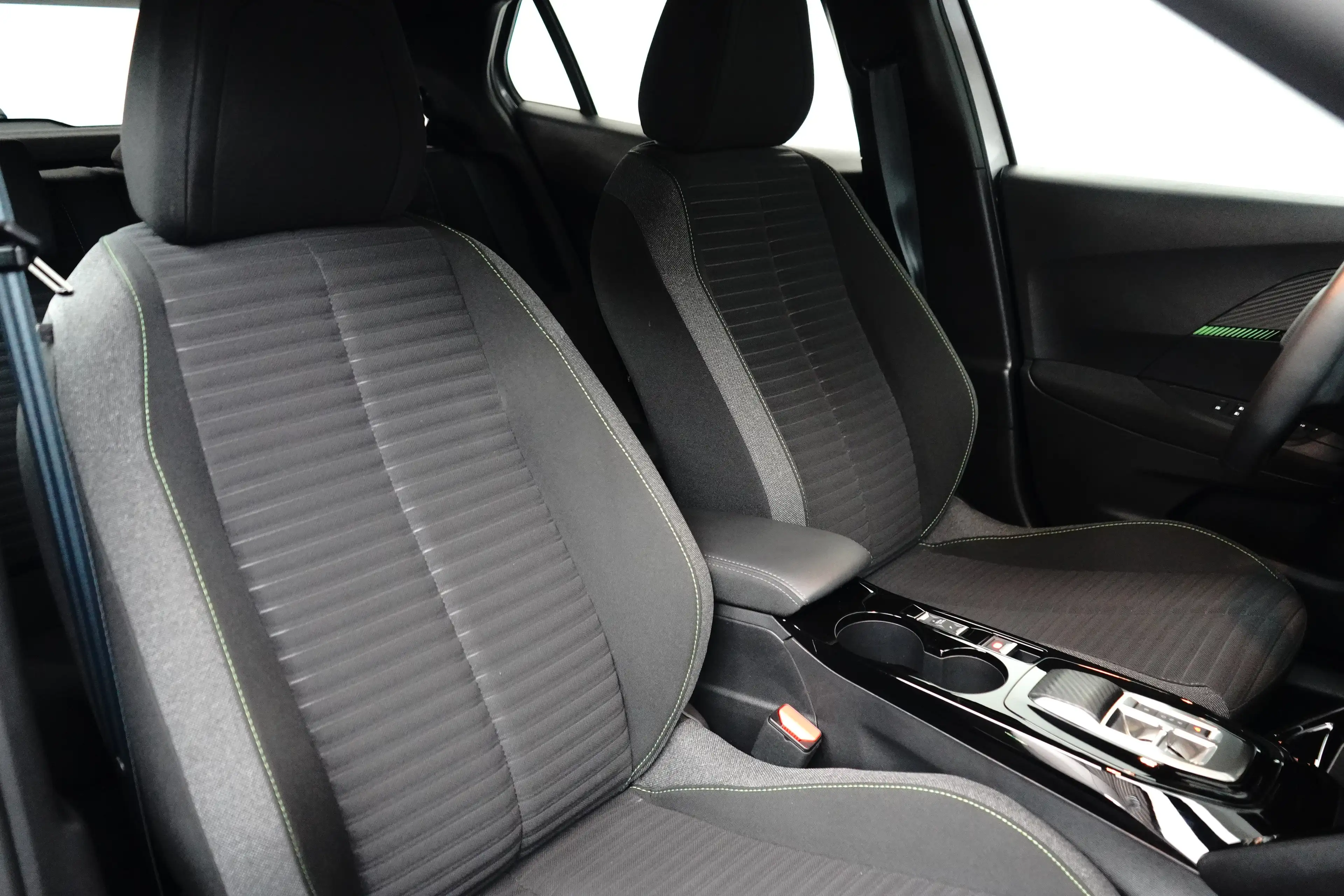Peugeot e-2008 EV Active 50 kWh — photo 6