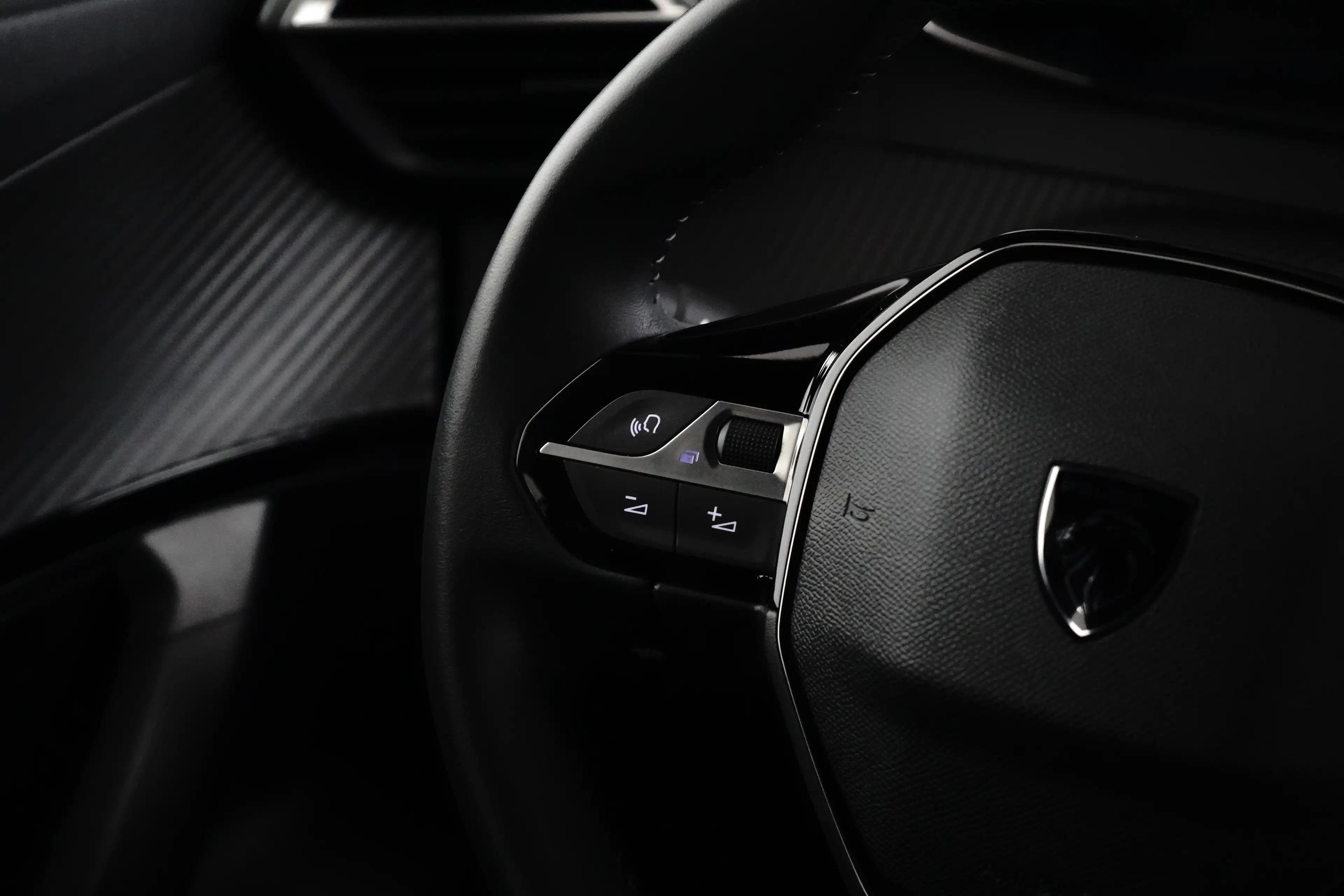 Peugeot e-2008 EV Active 50 kWh — photo 11