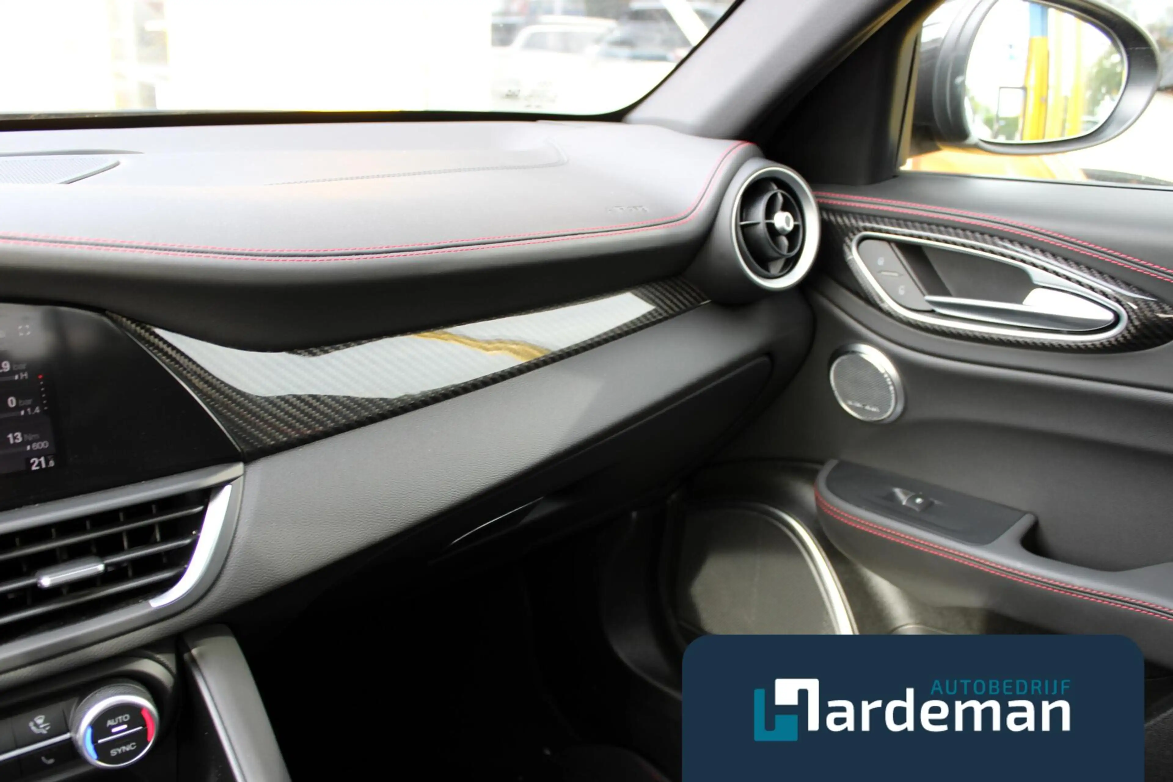 Alfa Romeo Giulia 2.9 V6 Quadrifoglio H/K Driver assist. — photo 11