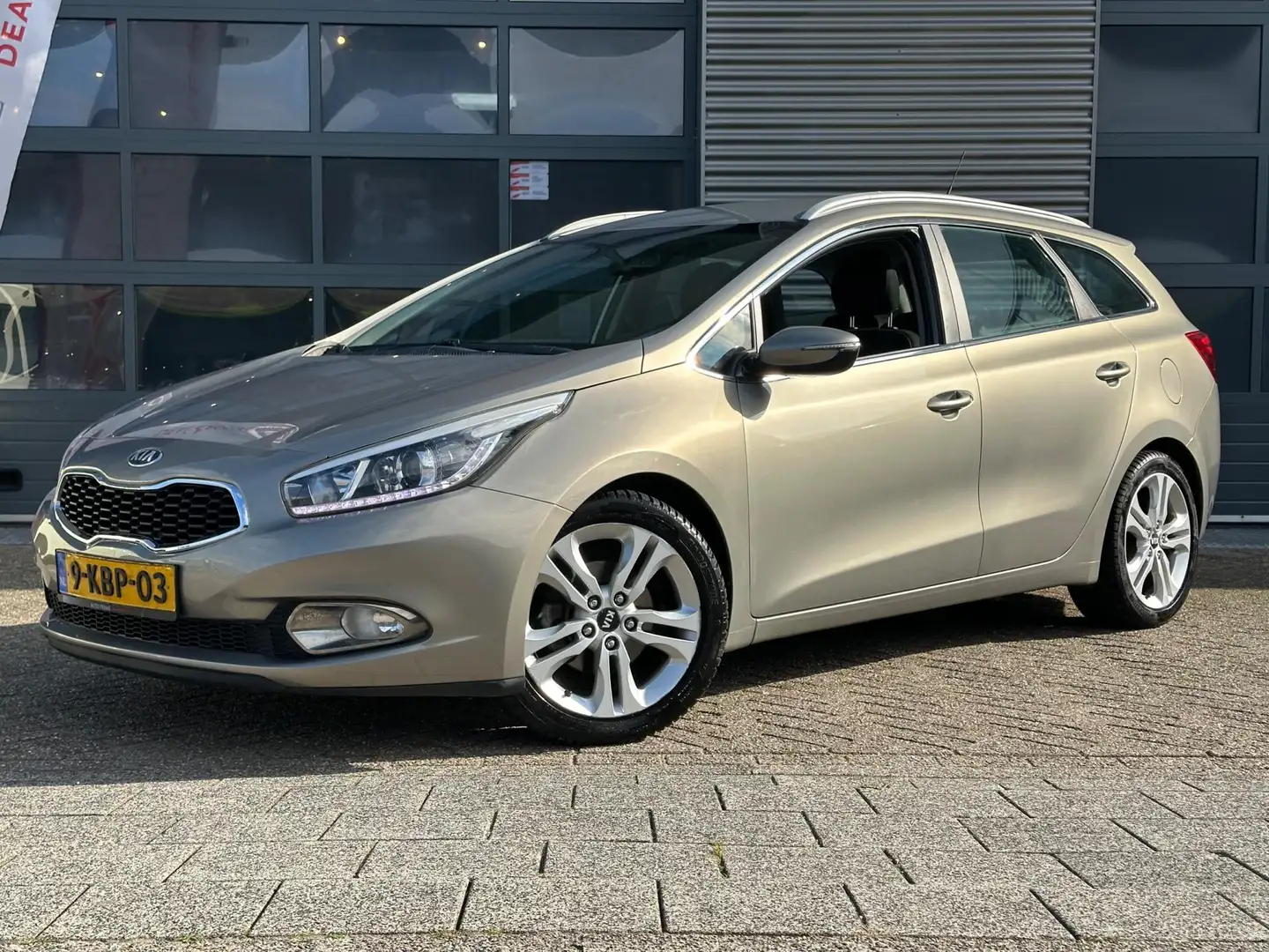 Kia Ceed SW / cee'd SW Sportswagon 1.6 GDI Plus Pack | CRUISECR | Navi | Grijs - 1