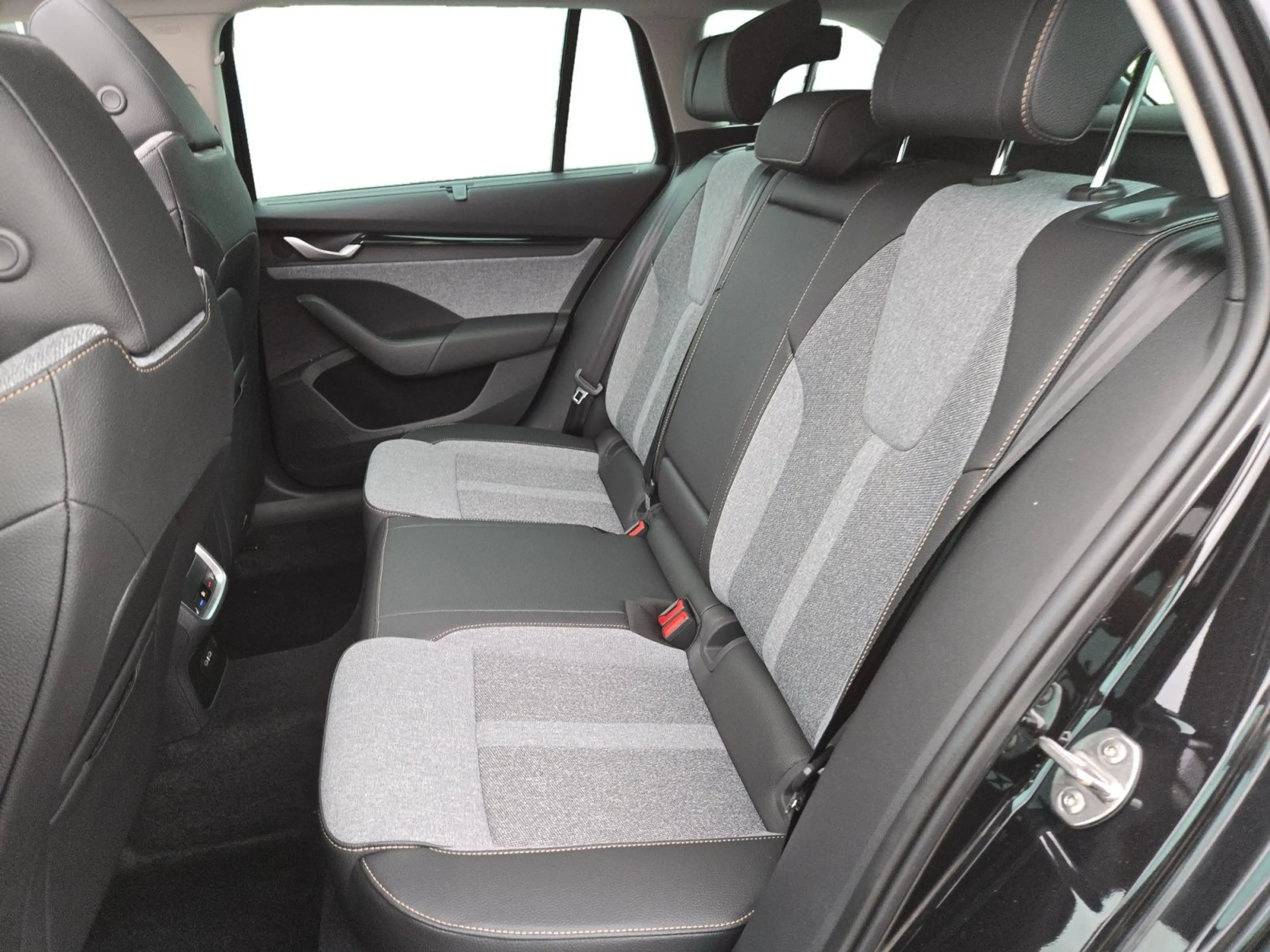 Skoda Octavia Combi Tour 2.0 TDI DSG, PANO/360°KAM/CAN — photo 10