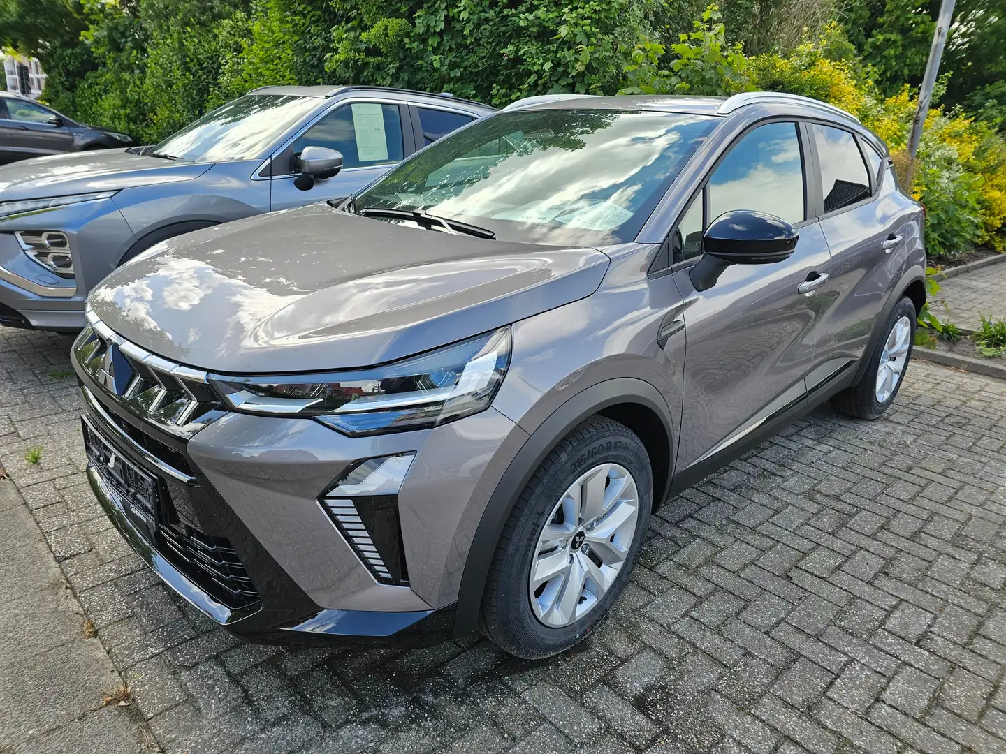 Mitsubishi ASX PLUS 1.3 T-Benziner 6-Gang Gris - 1