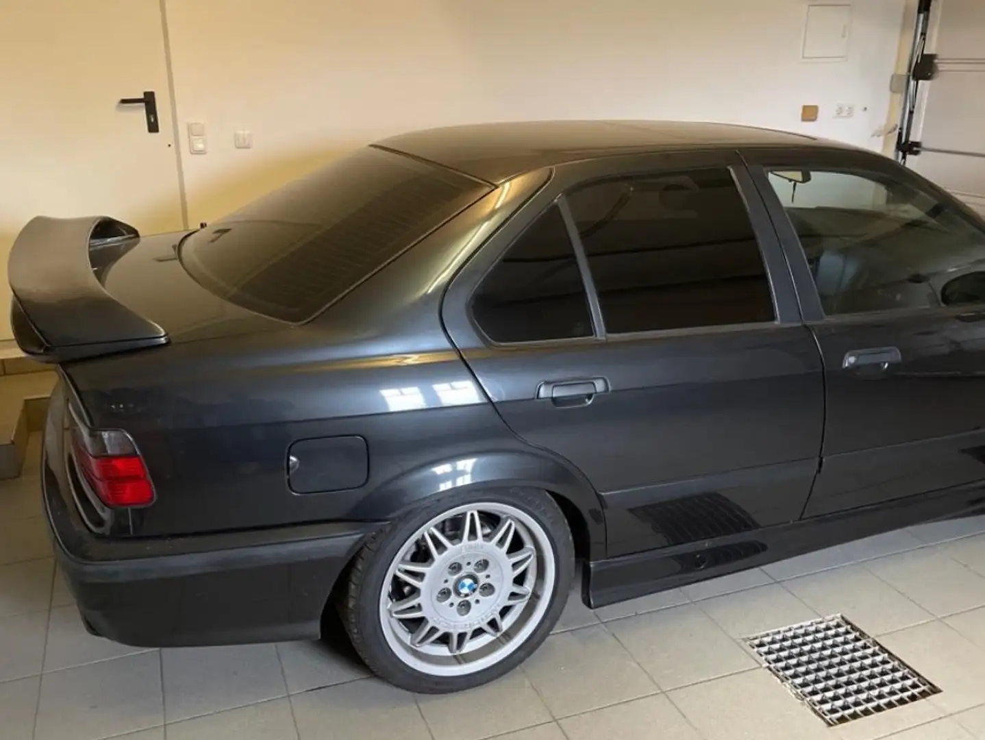 BMW 325 325i Aut. Schwarz - 2