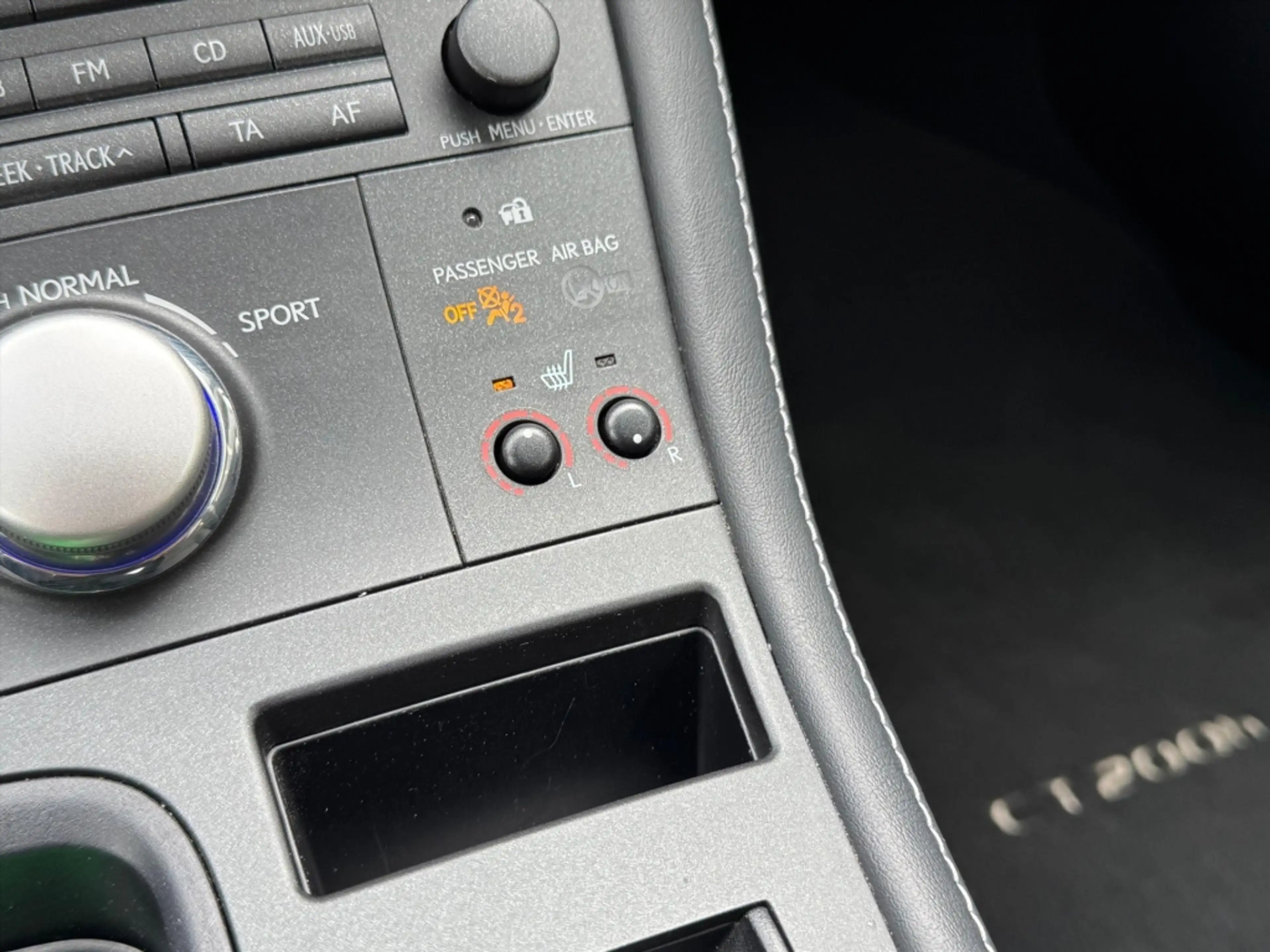 Lexus CT 200h | Parelmoer wit, Parkeersensoren voor + achter, St — photo 23