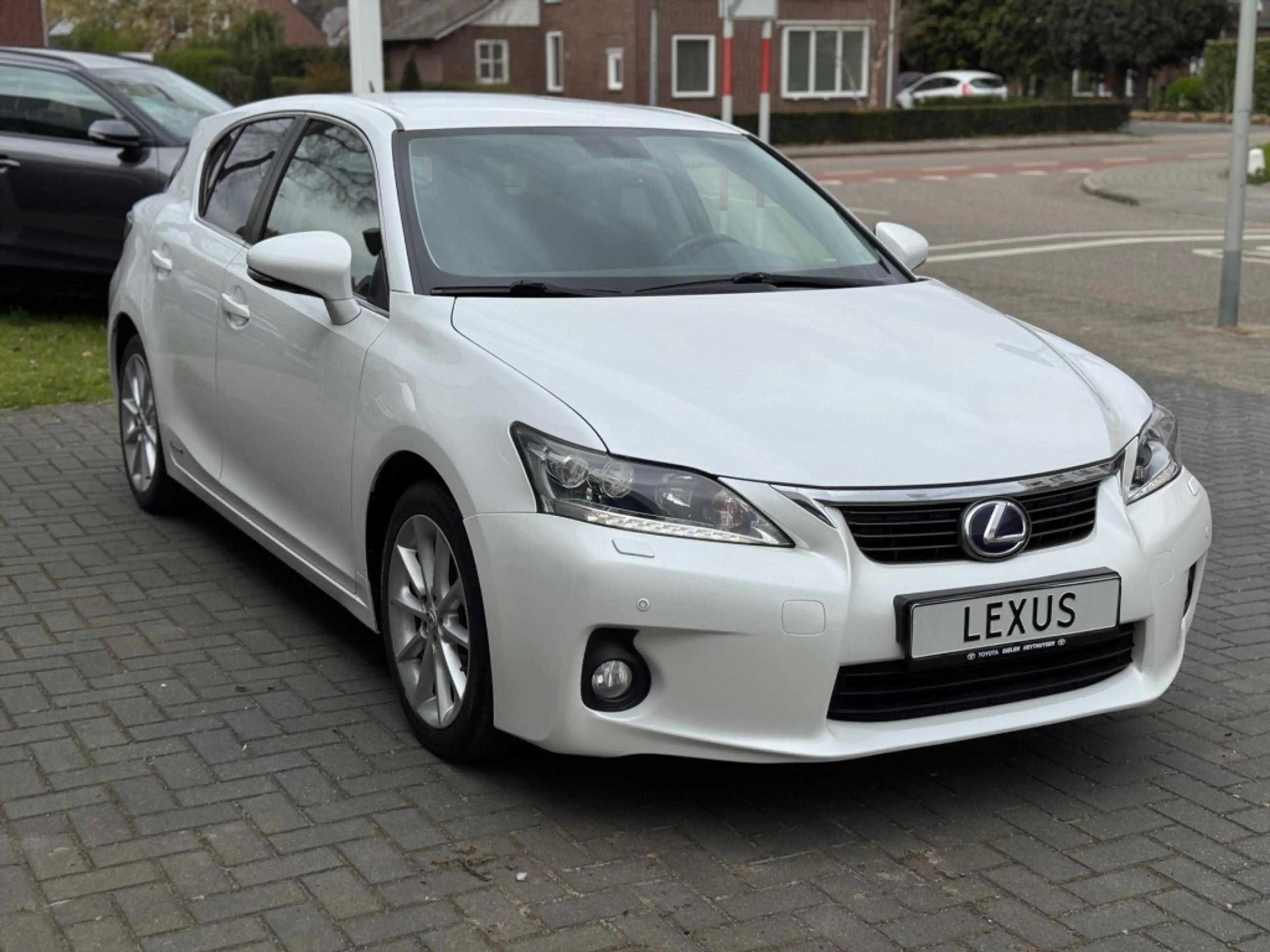 Lexus CT 200h | Parelmoer wit, Parkeersensoren voor + achter, St — photo 5