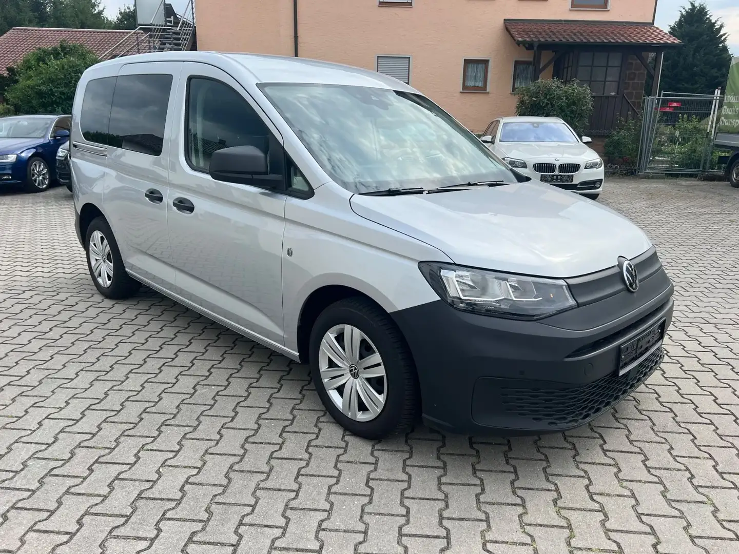 Volkswagen Caddy 2,0 TDi Klimaaut SHZ 5-Sitzer  AHK 1-Hand Argento - 2