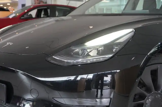 Tesla Model 3 view 5