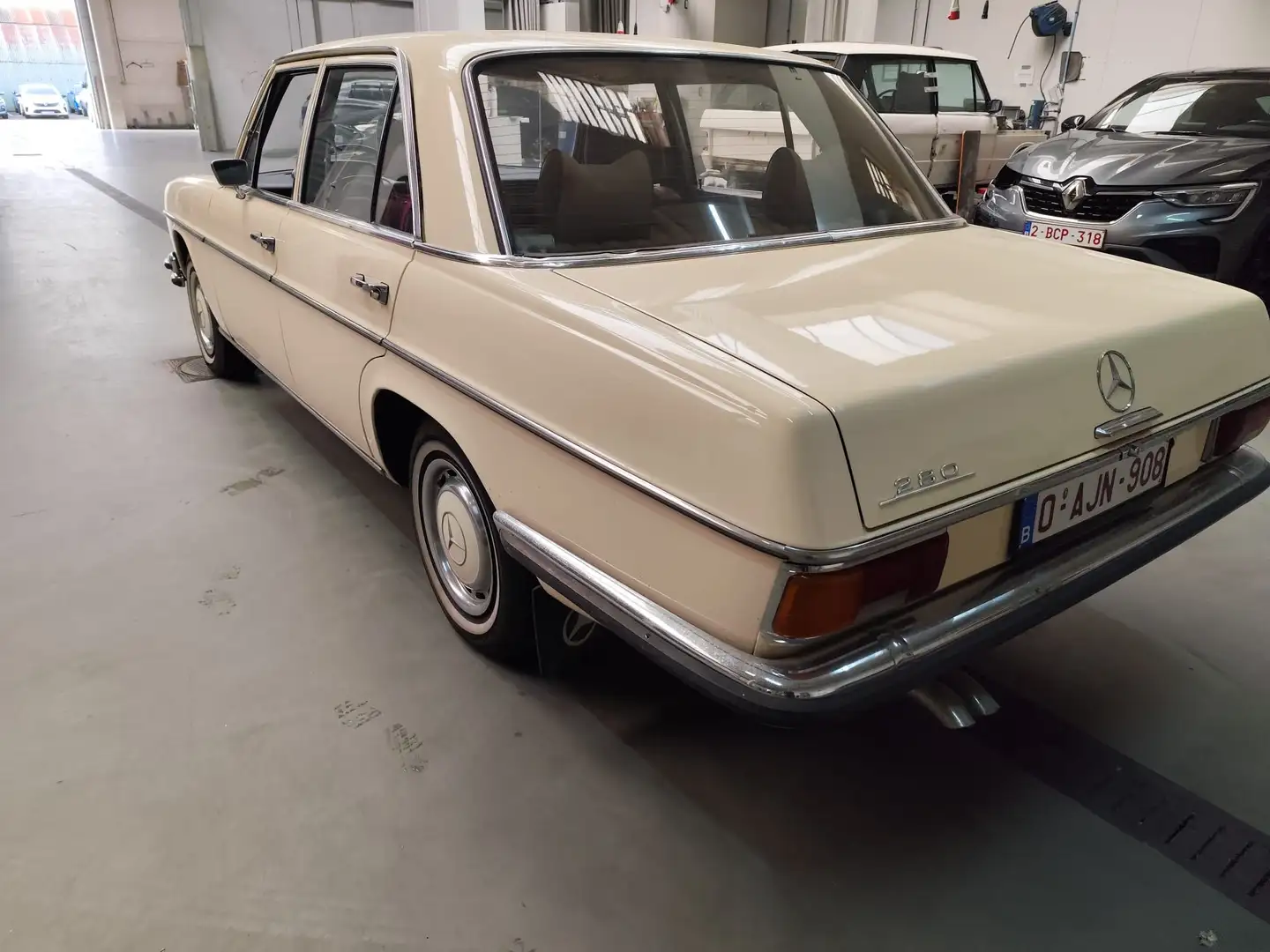 Mercedes-Benz W 114/115 Strich-Acht 280 Beige - 1