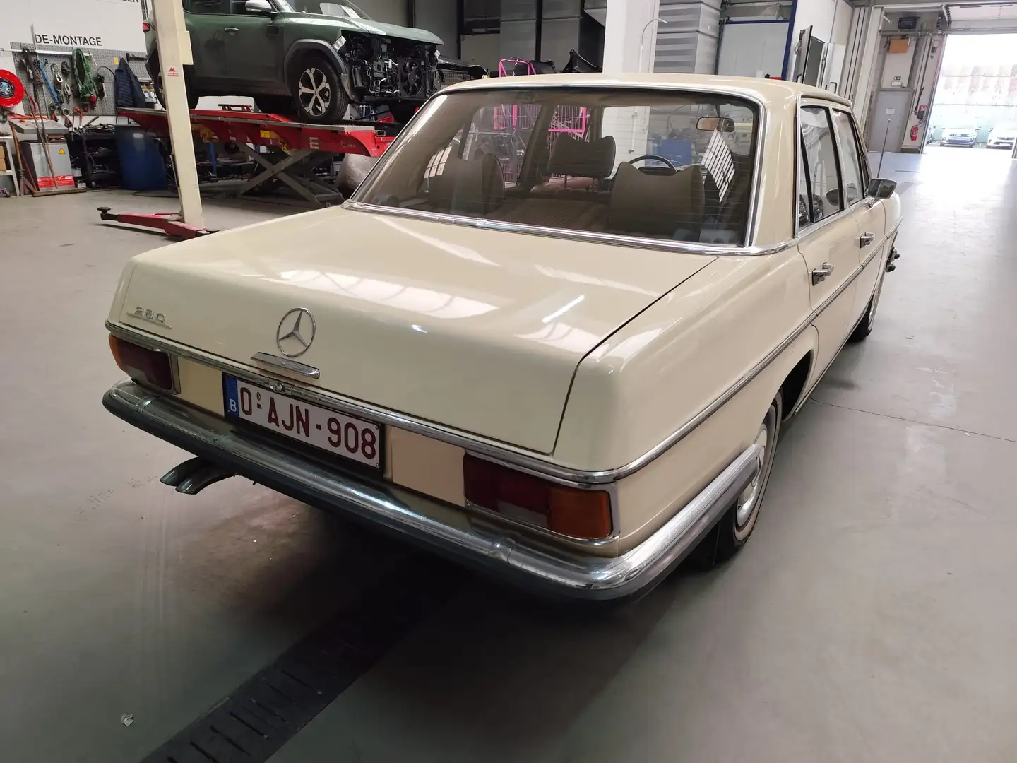 Mercedes-Benz W 114/115 Strich-Acht 280 Beige - 2