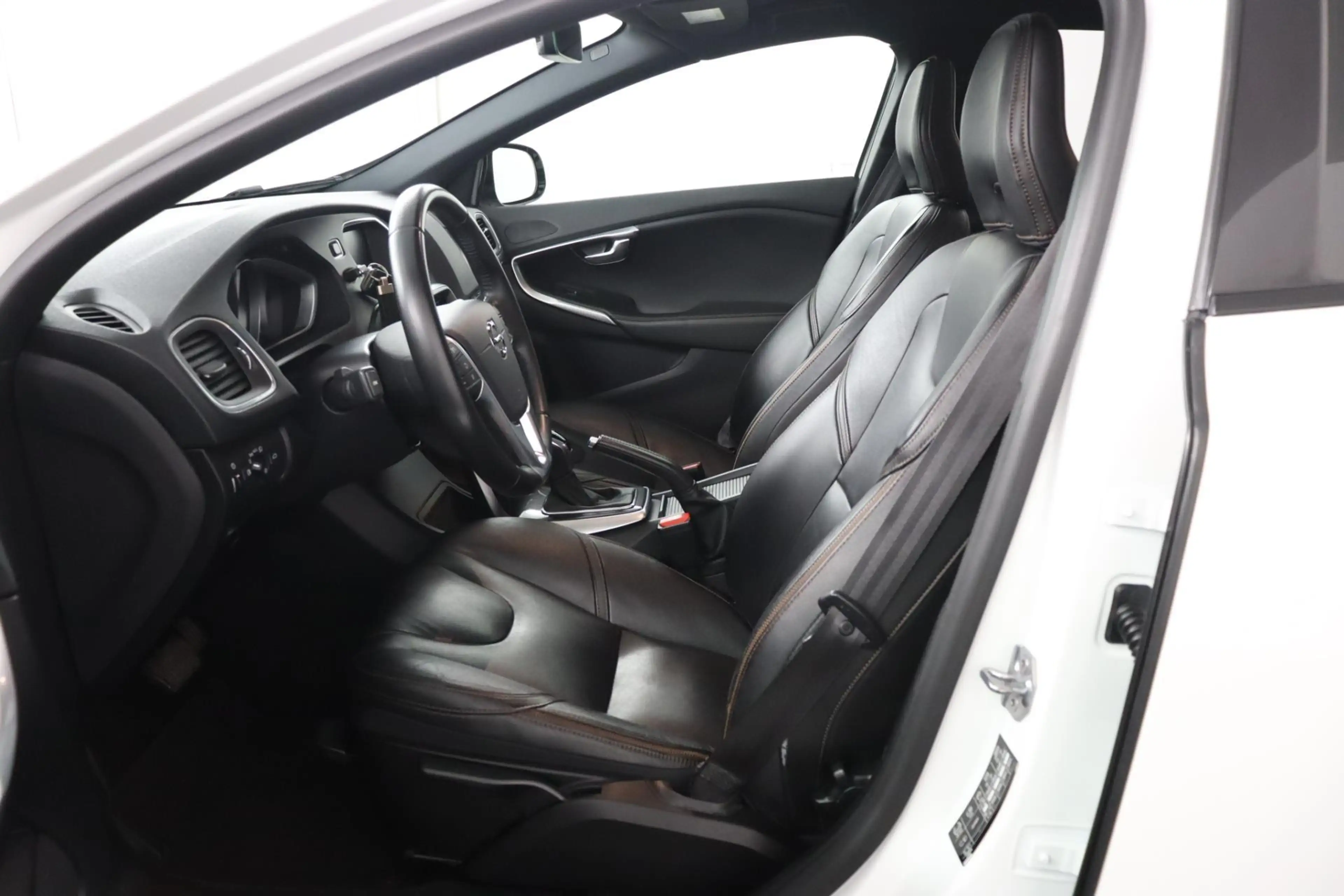 Volvo V40 Cross Country T3 Polar+ Luxury | NAP | Automaat | 1e eigenaar | — photo 12