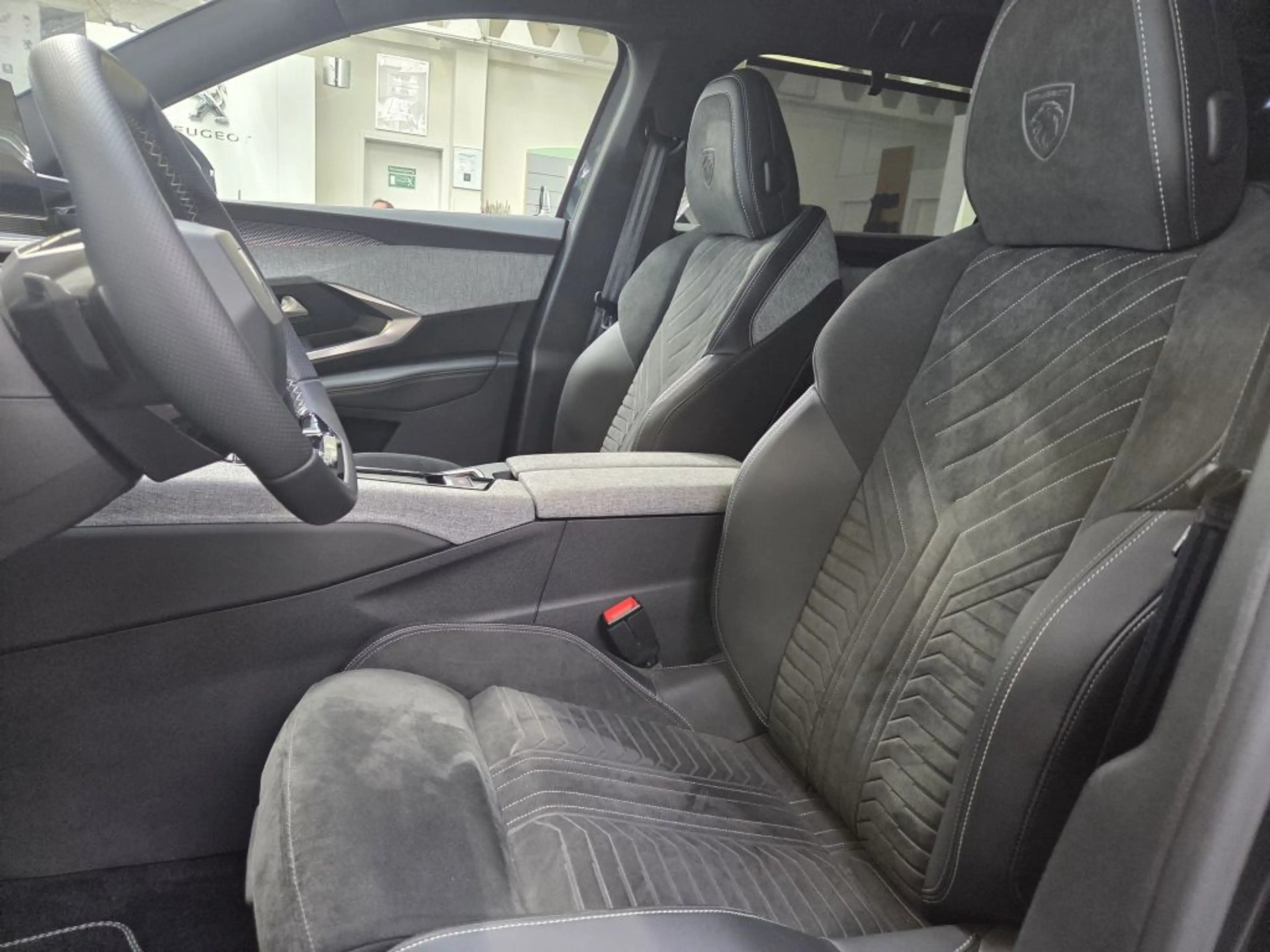 Peugeot 5008 Dual-Elektro 325 AWD Launch Edition — photo 10