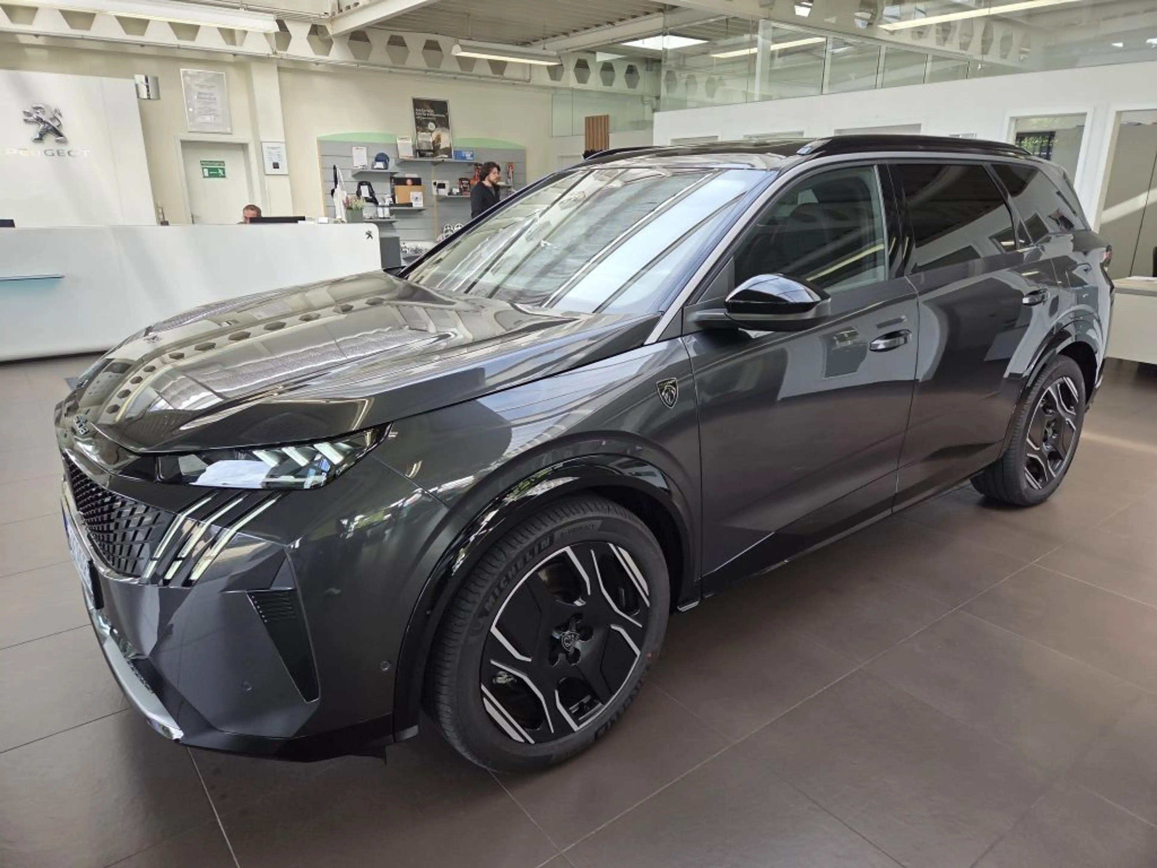 Peugeot 5008 Dual-Elektro 325 AWD Launch Edition — photo 12