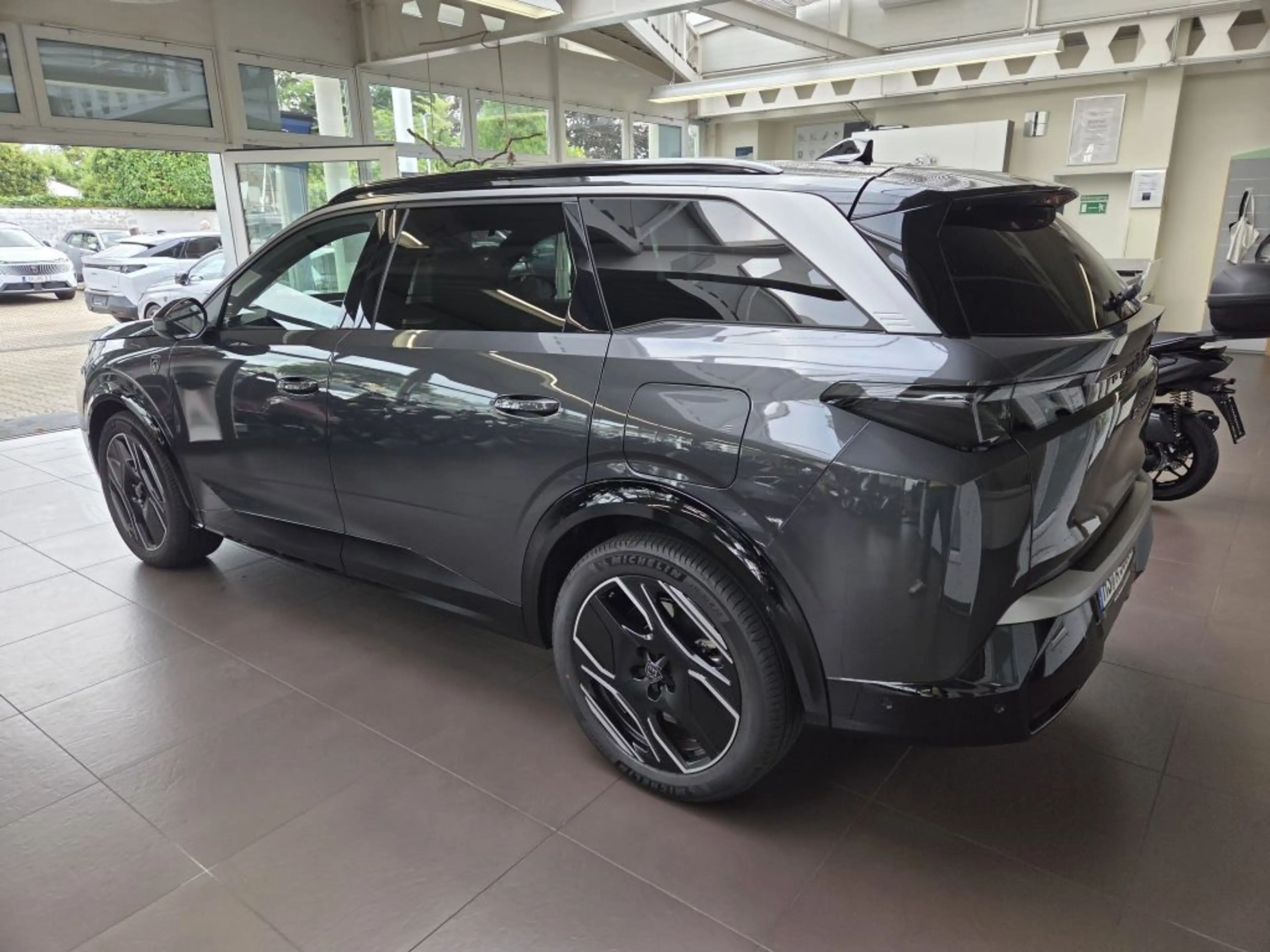 Peugeot 5008 Dual-Elektro 325 AWD Launch Edition — photo 21