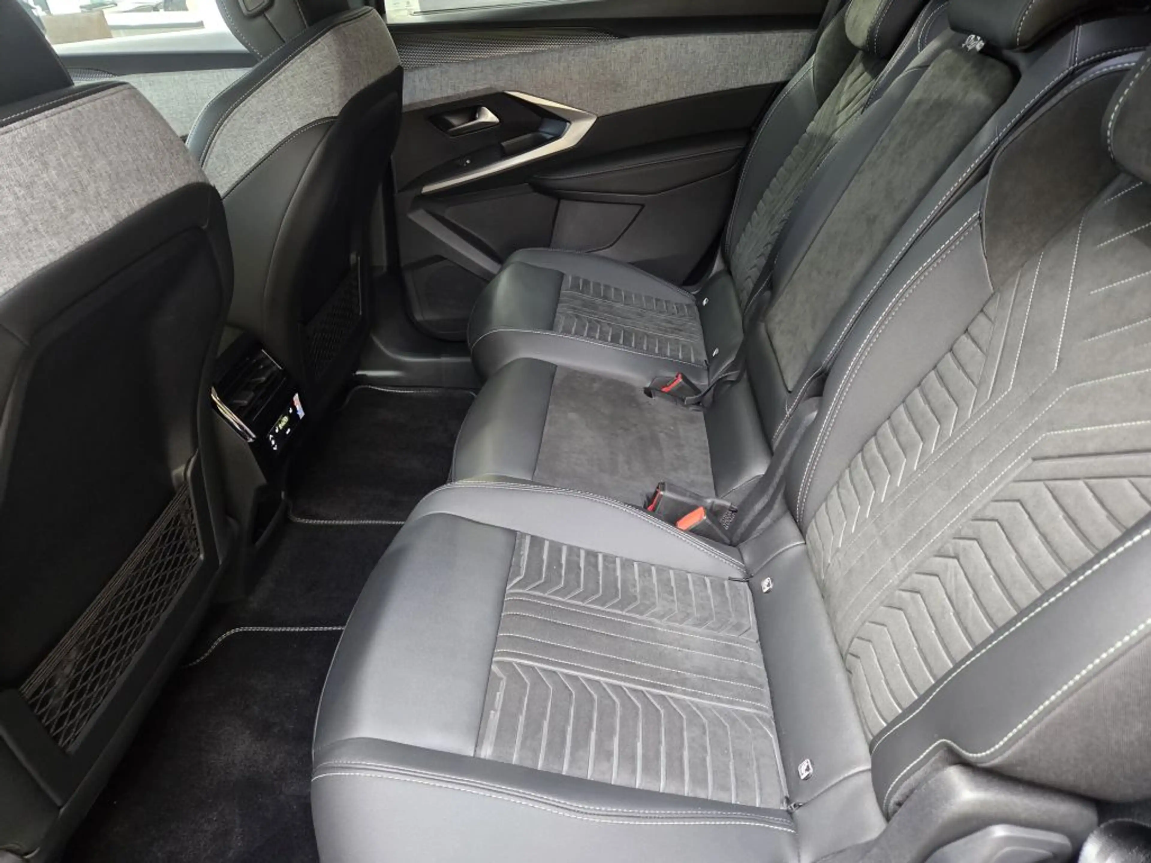 Peugeot 5008 Dual-Elektro 325 AWD Launch Edition — photo 19