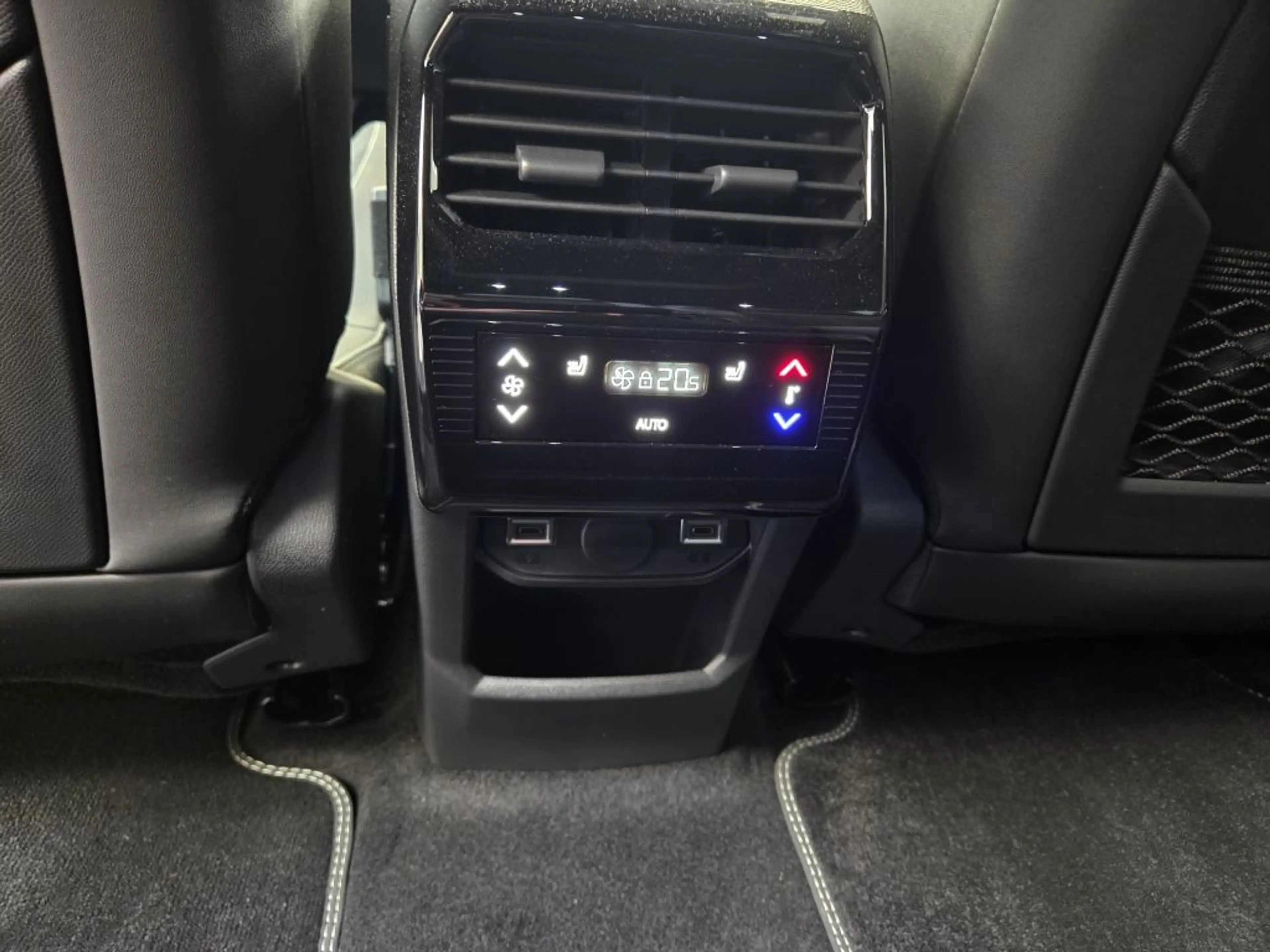 Peugeot 5008 Dual-Elektro 325 AWD Launch Edition — photo 8