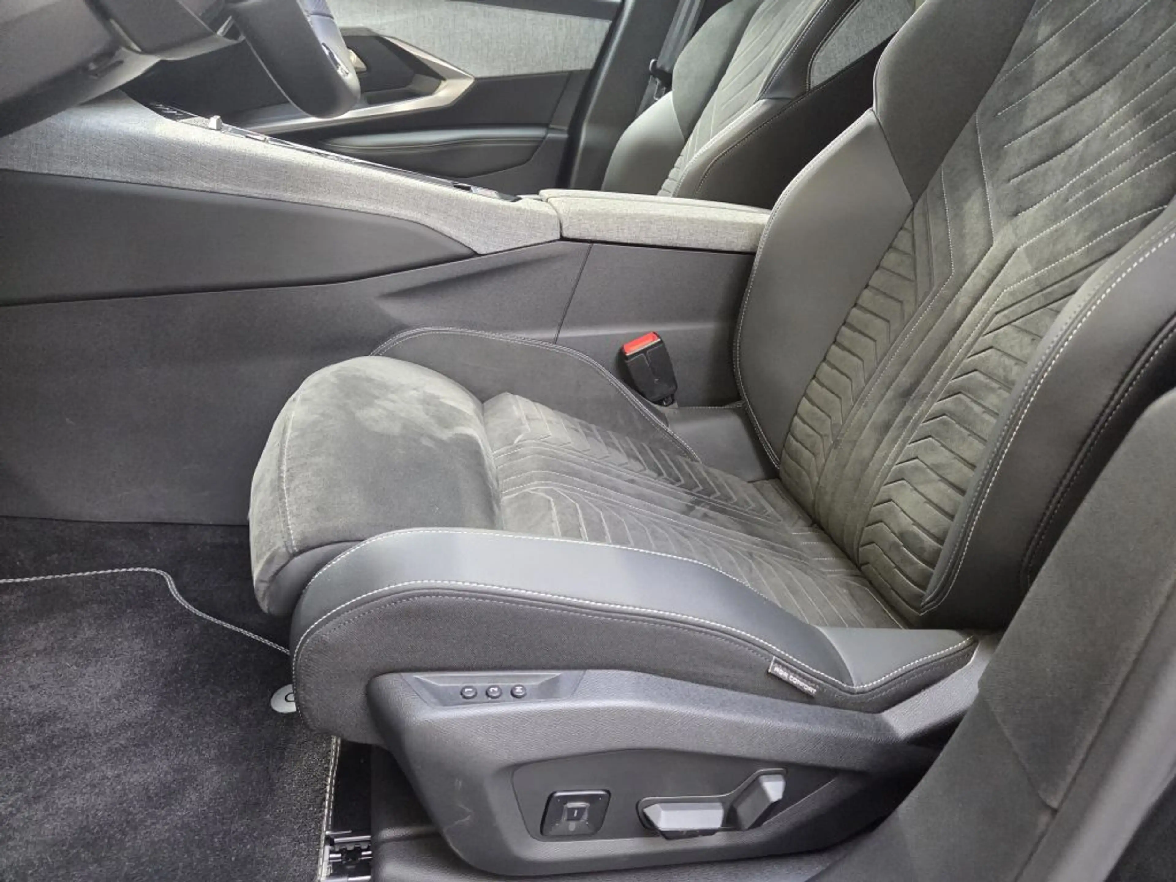 Peugeot 5008 Dual-Elektro 325 AWD Launch Edition — photo 17