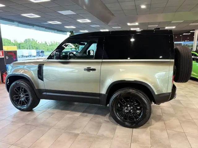 Land Rover Defender view 17