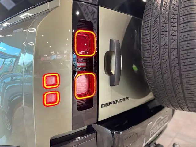 Land Rover Defender view 28