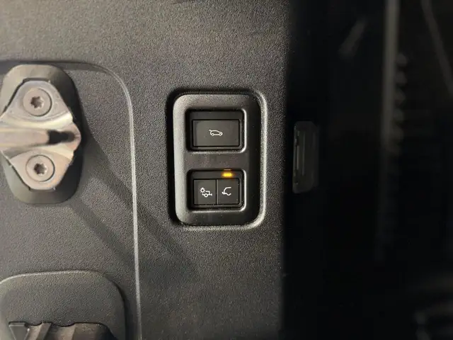 Land Rover Defender view 24
