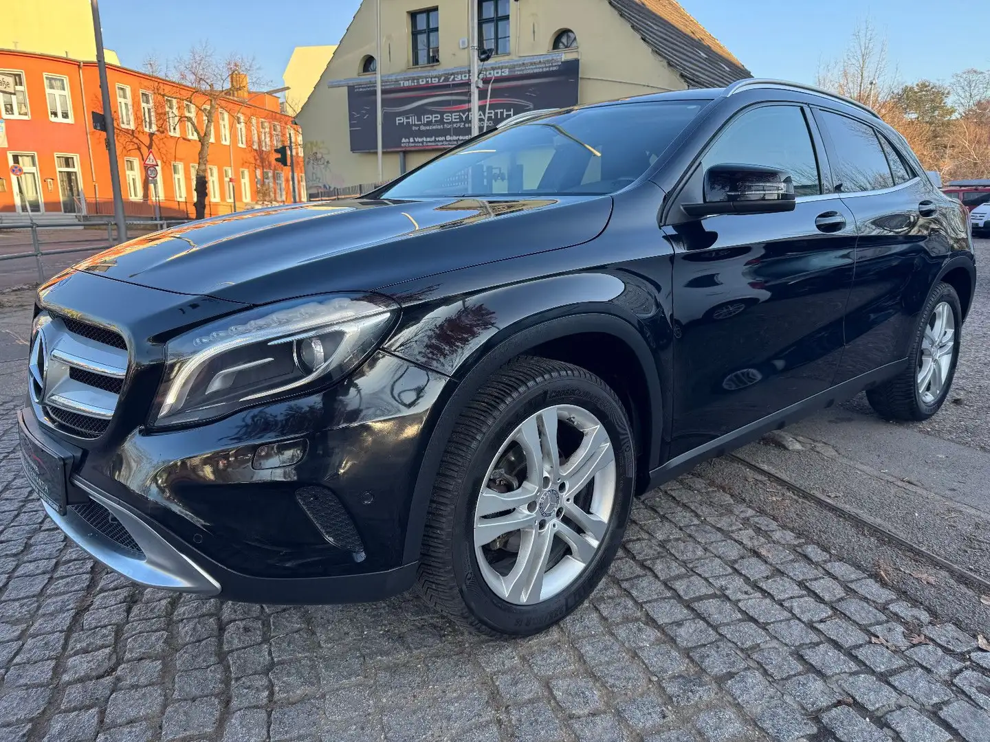 Mercedes-Benz GLA 200 *LEDER*KAMERA*NAVI*PARKASSISTENT Schwarz - 1