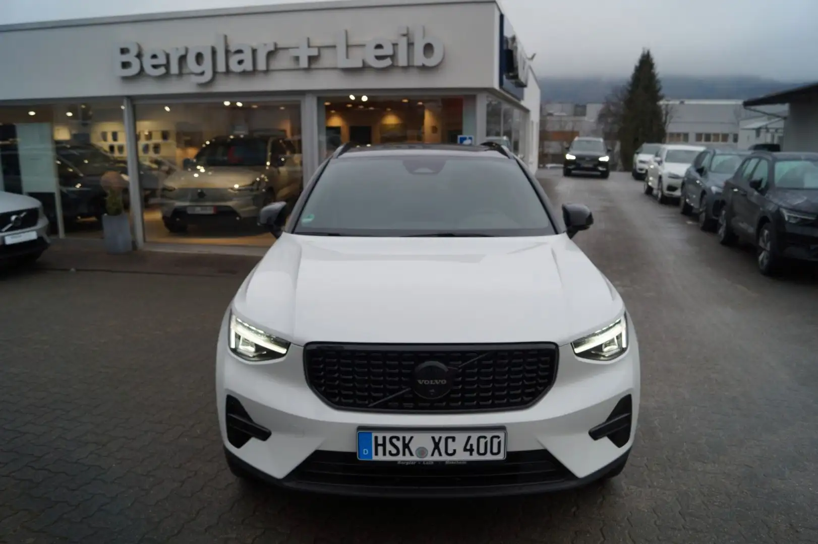Volvo XC40 B4 Benzin 2WD Plus BlackEdit DKG/AHK/Standh Weiß - 1