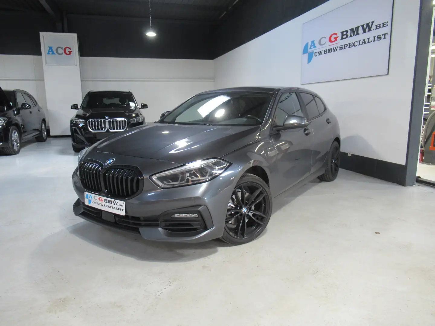 BMW 118 i Aut SportLine PDC CC Sportstoel 18" incl Ful LEd Grau - 1