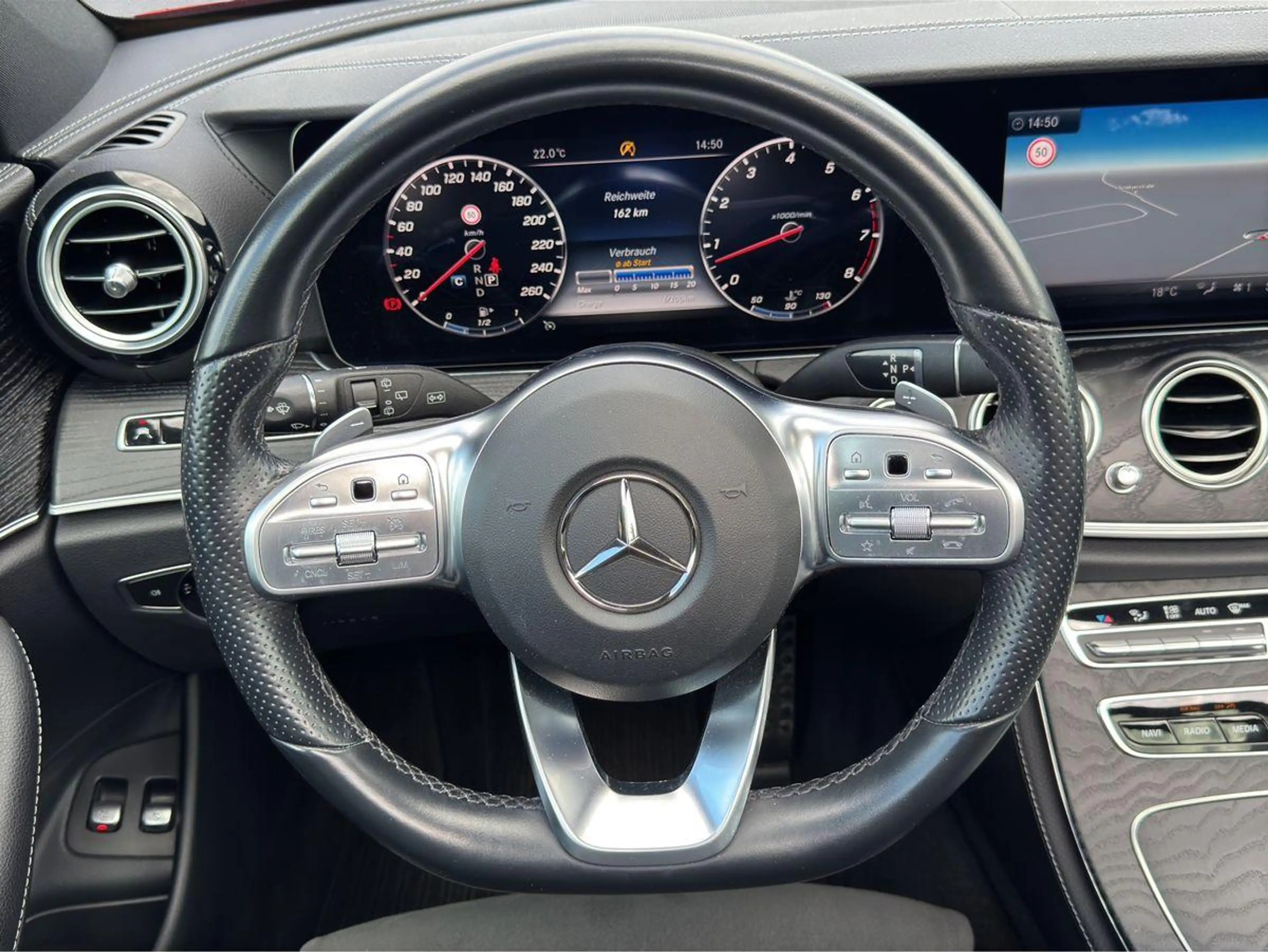 Mercedes-Benz E 450 T 4M AMG Multibeam Wide Pano AHK STHZ — photo 13