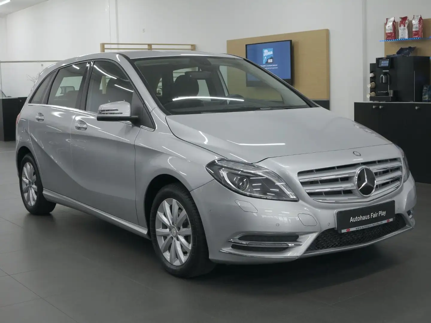 Mercedes-Benz B 180 Aut. BI-XENON/NAVI/31630KM/AHK/UNFALLFREI! Argent - 1